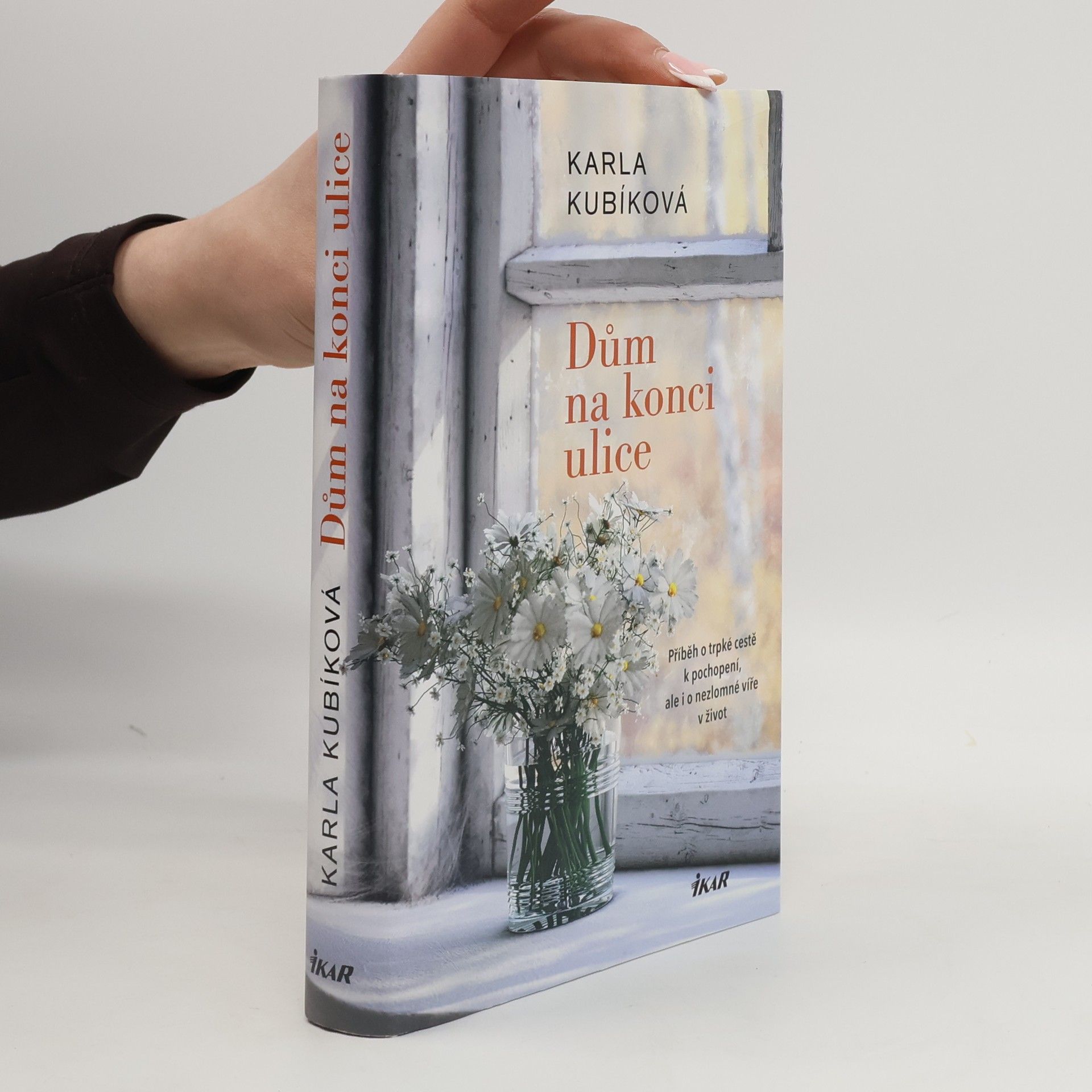 Karla Kubíková Dům na konci ulice. Příběh o trpké cestě k pochopení, ale i o nezlomné víře v život