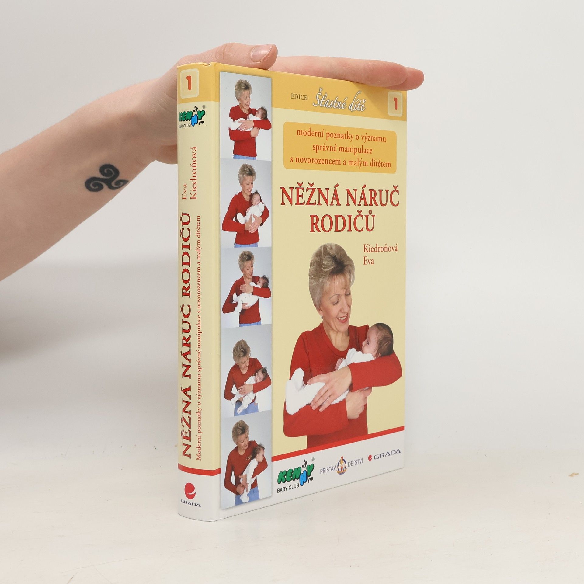 Něžná náruč rodičů