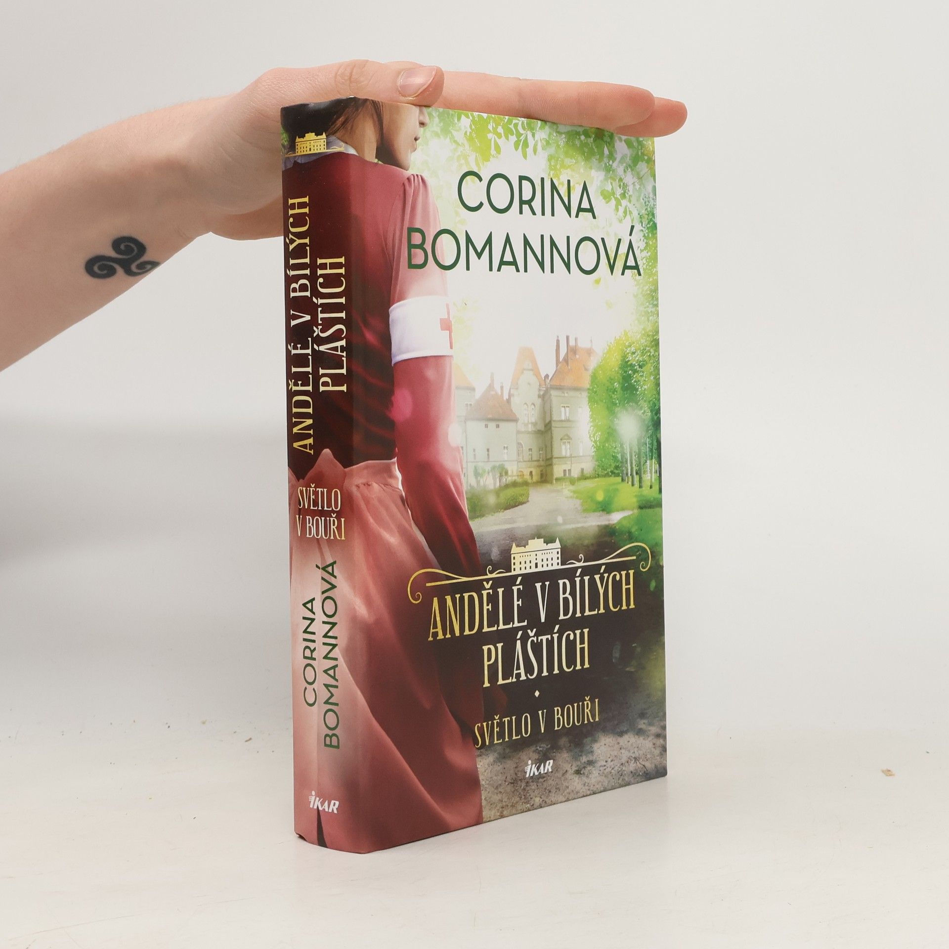 Corina Bomann Andělé v bílých pláštích