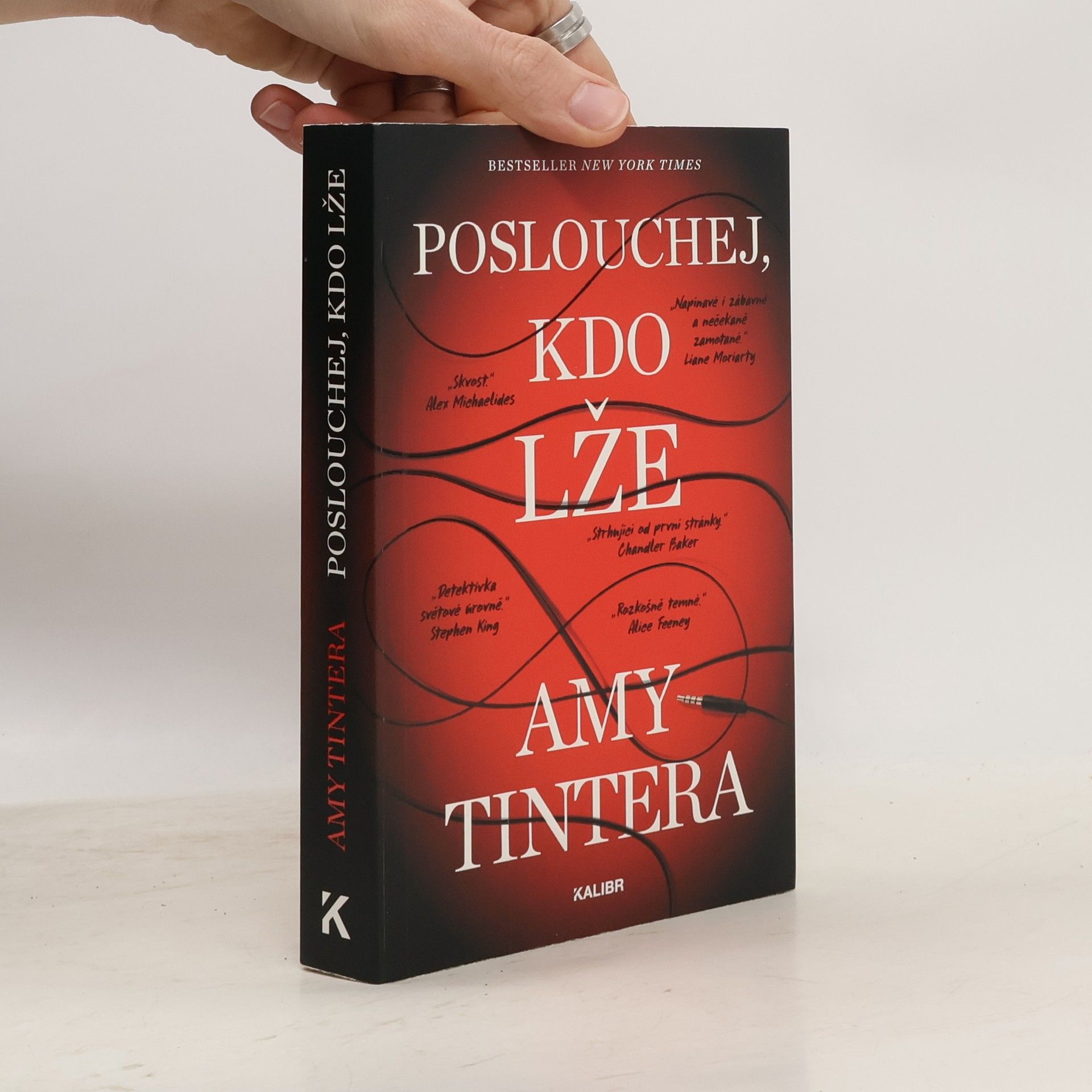 Amy Tintera Poslouchej, kdo lže