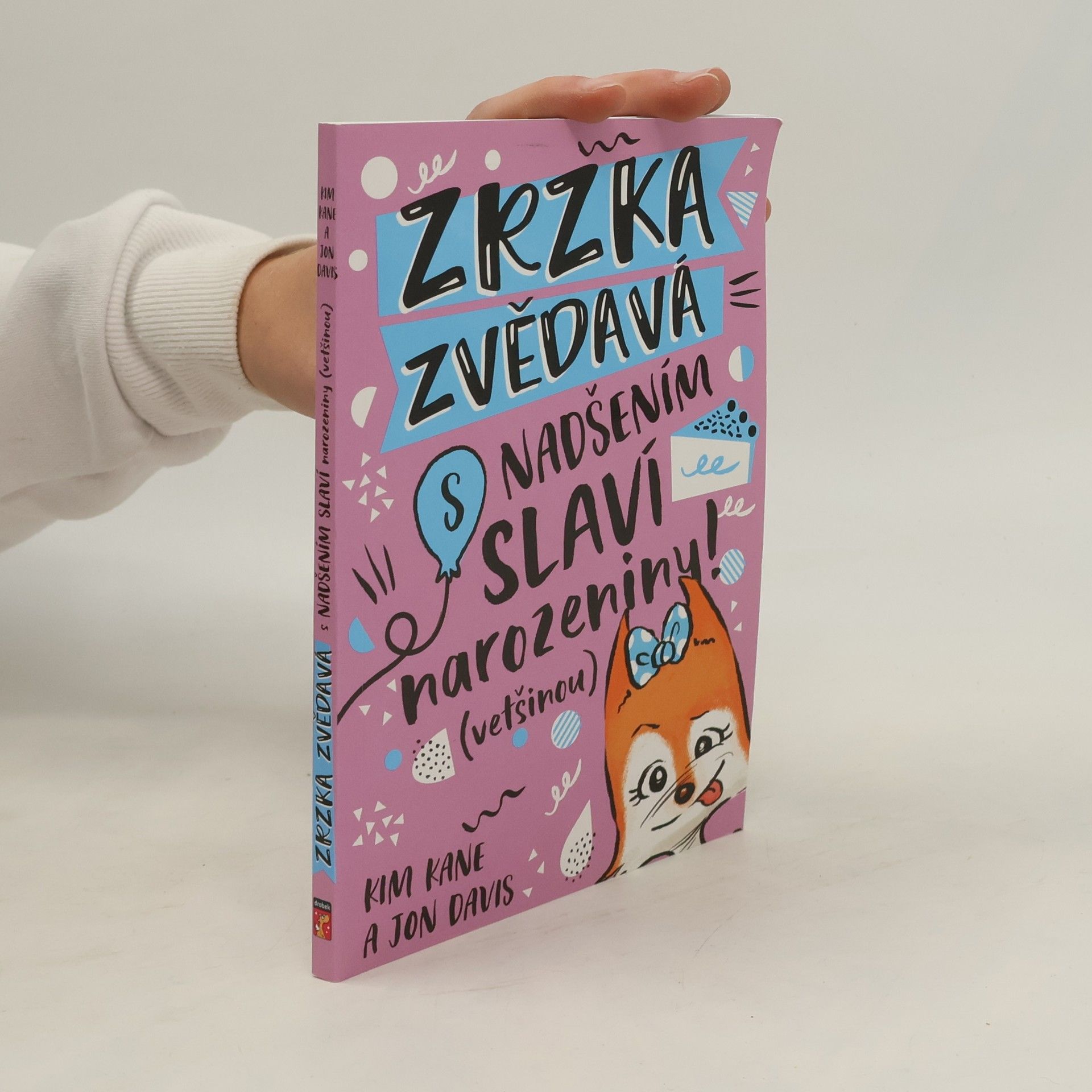 Kim Kane Zrzka Zvědavá s nadšením slaví narozeniny (většinou)