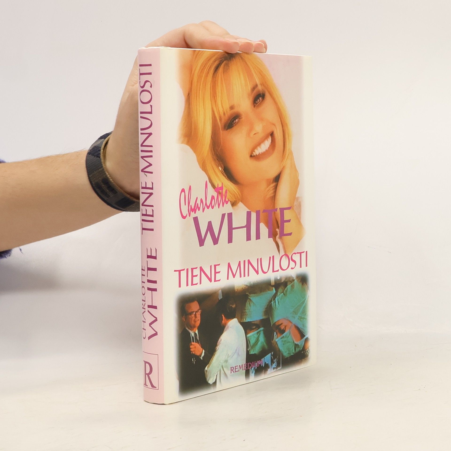 Charlotte White Tiene minulosti