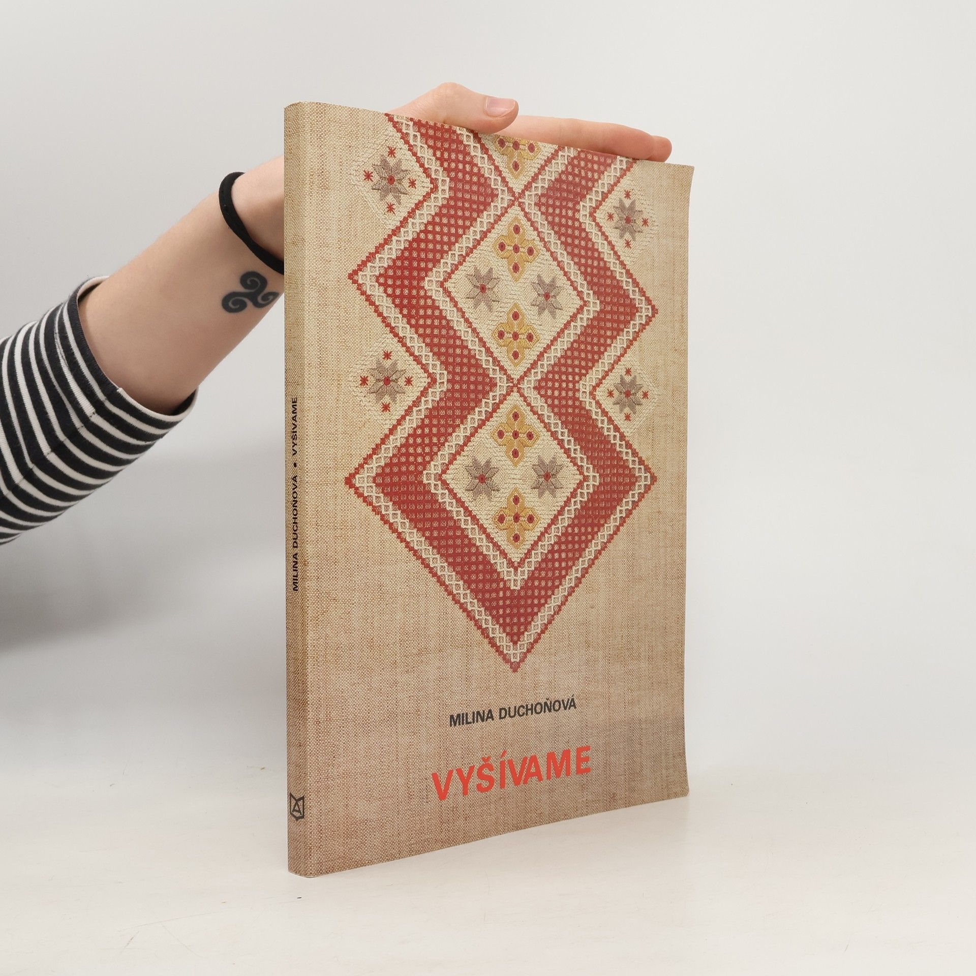 Milina Duchoňová Vyšívame