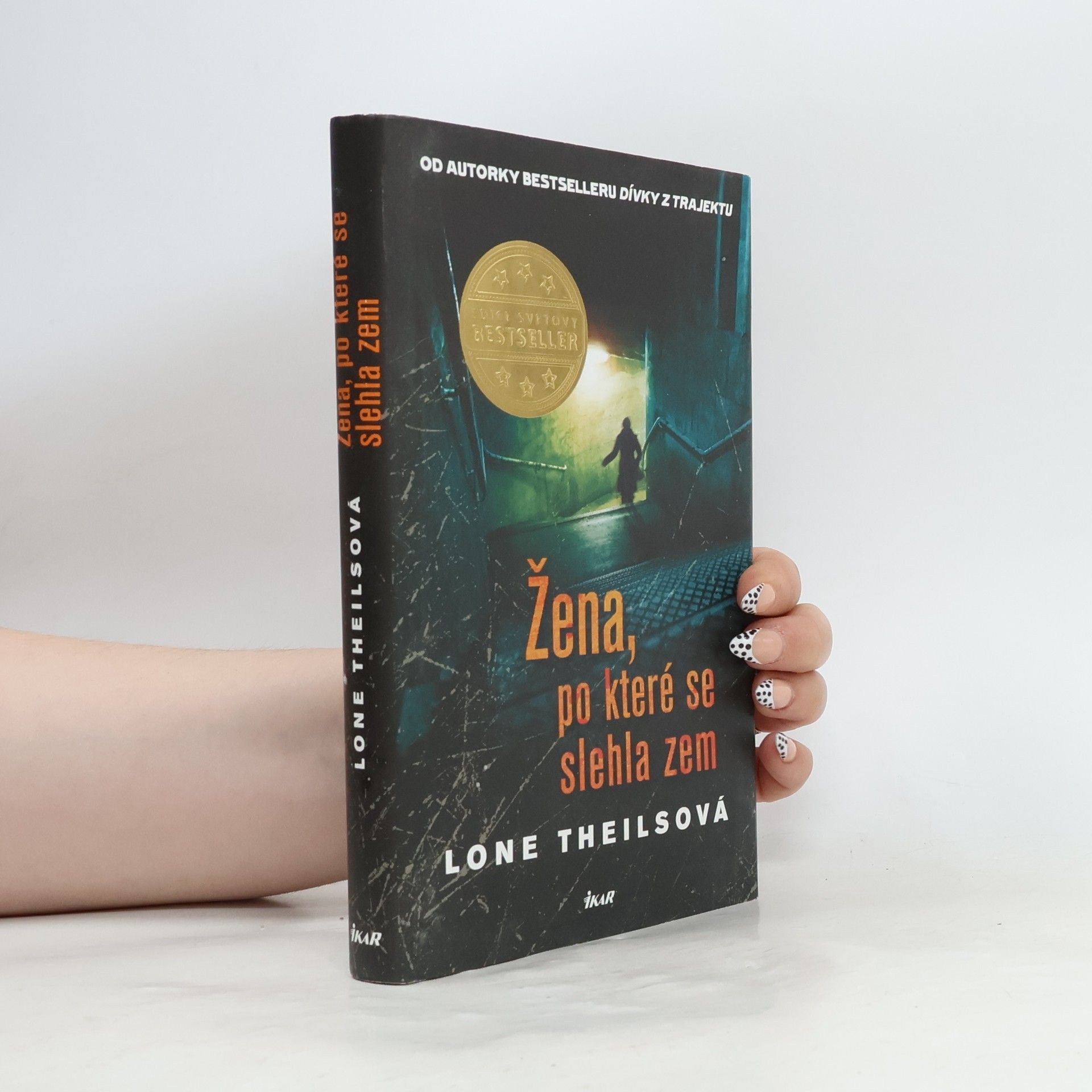Lone Theils Žena, po které se slehla zem