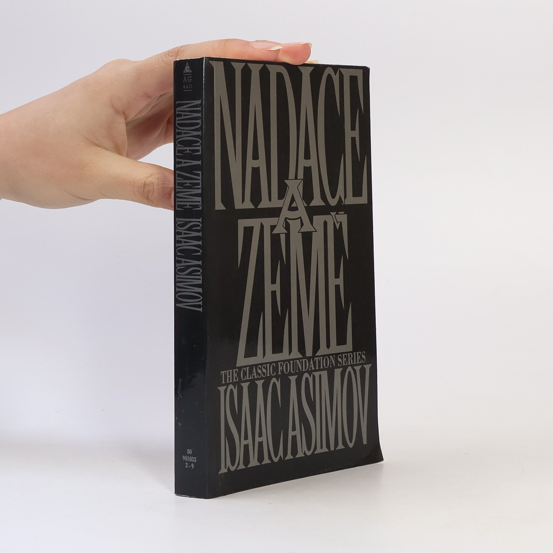 Isaac Asimov Nadace a Země