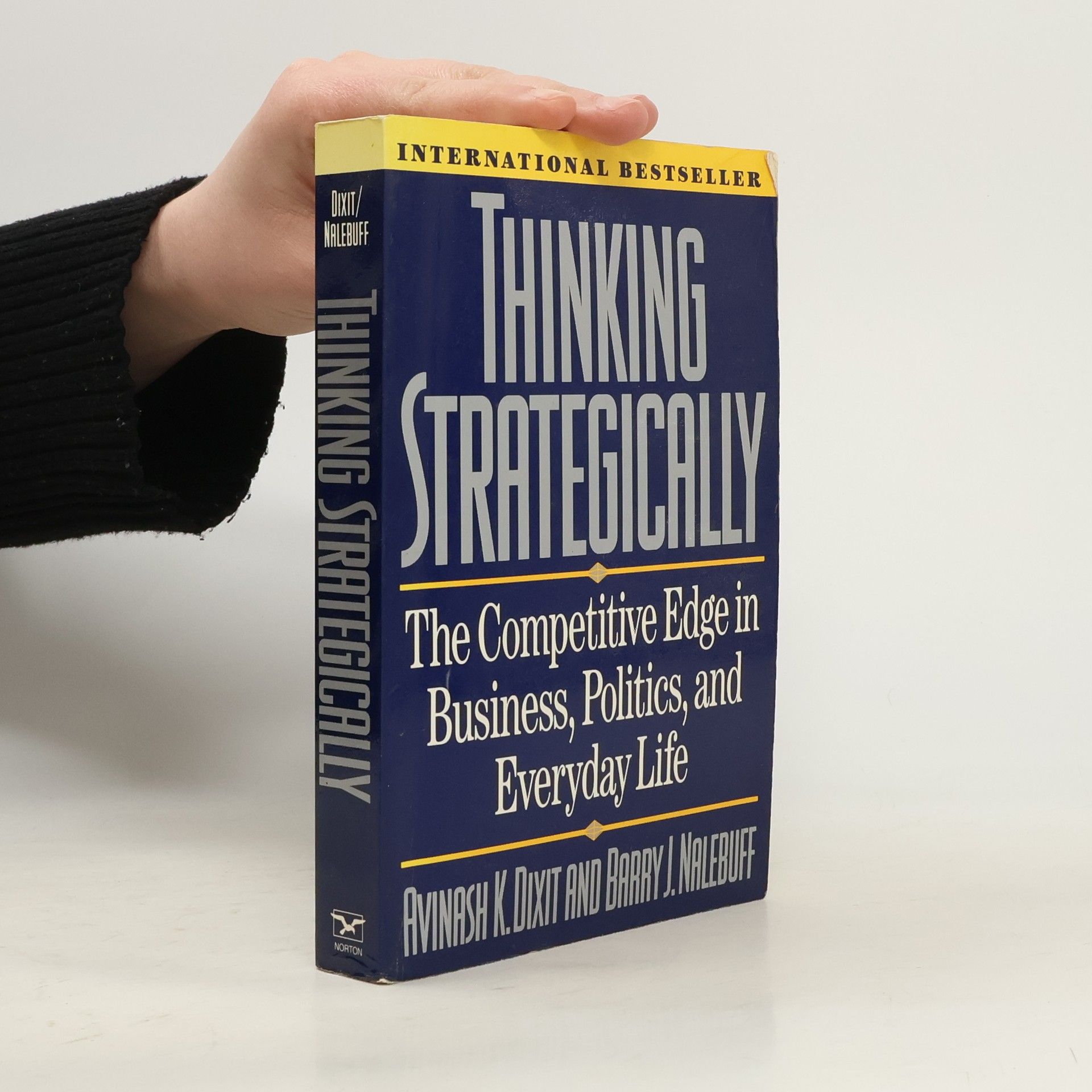 Avinash K. Dixit Thinking strategically : the competitive edge in business, politics, and everyday life