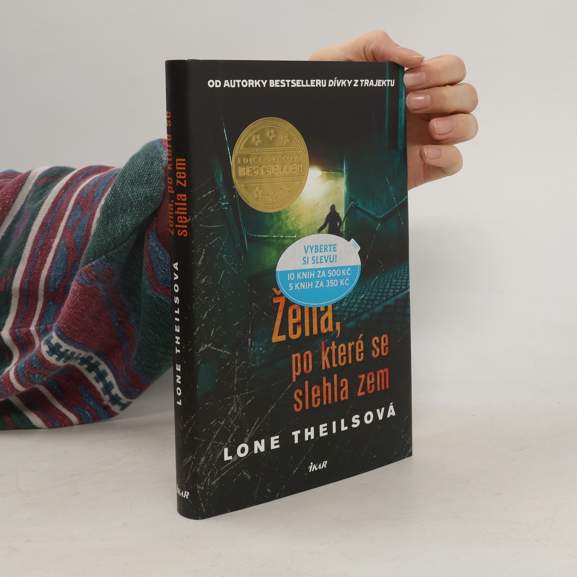 Lone Theils Žena, po které se slehla zem