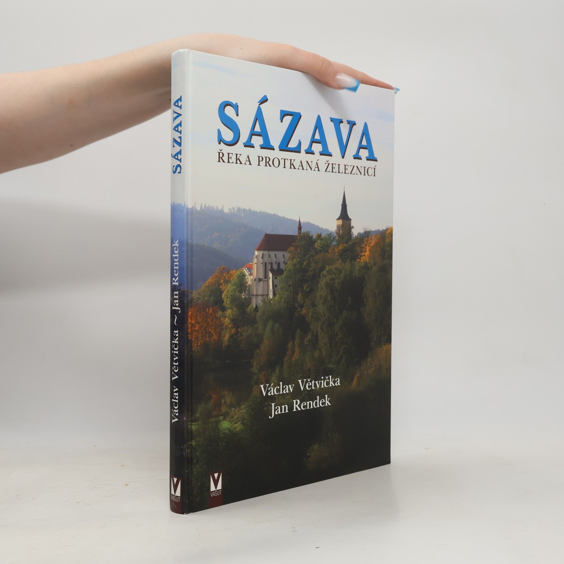 Sázava. Řeka protkaná železnicí