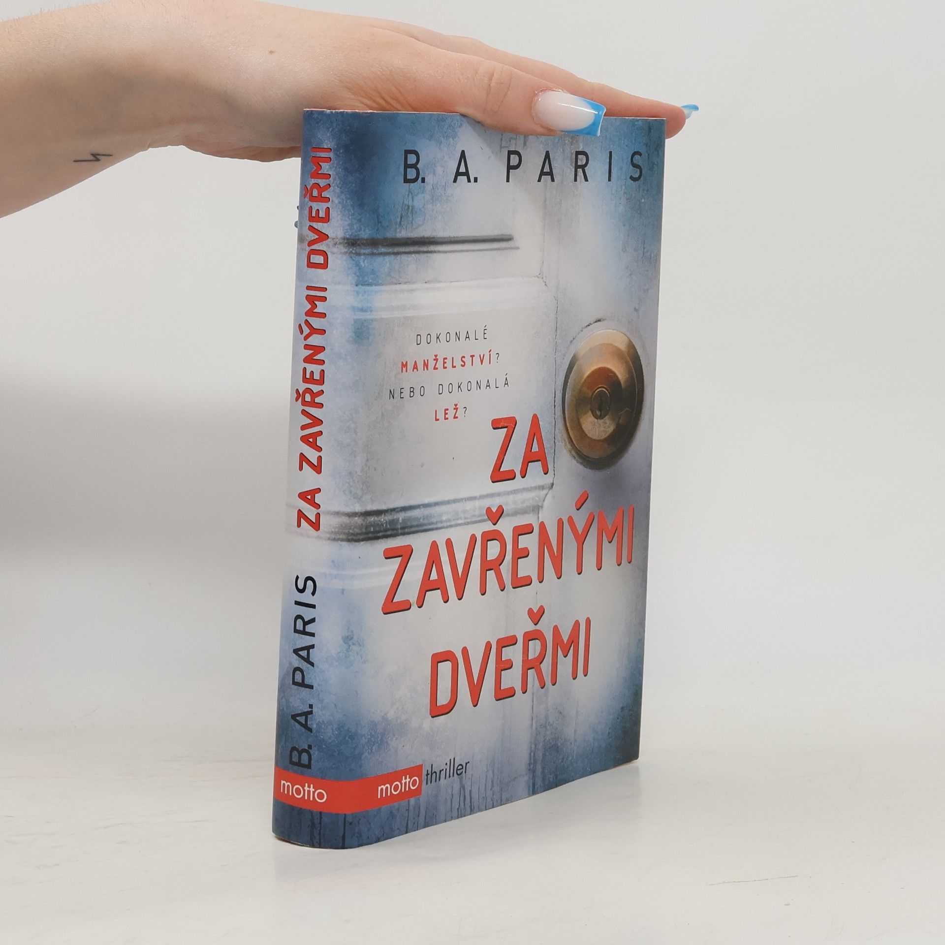 B.A. Paris Za zavřenými dveřmi