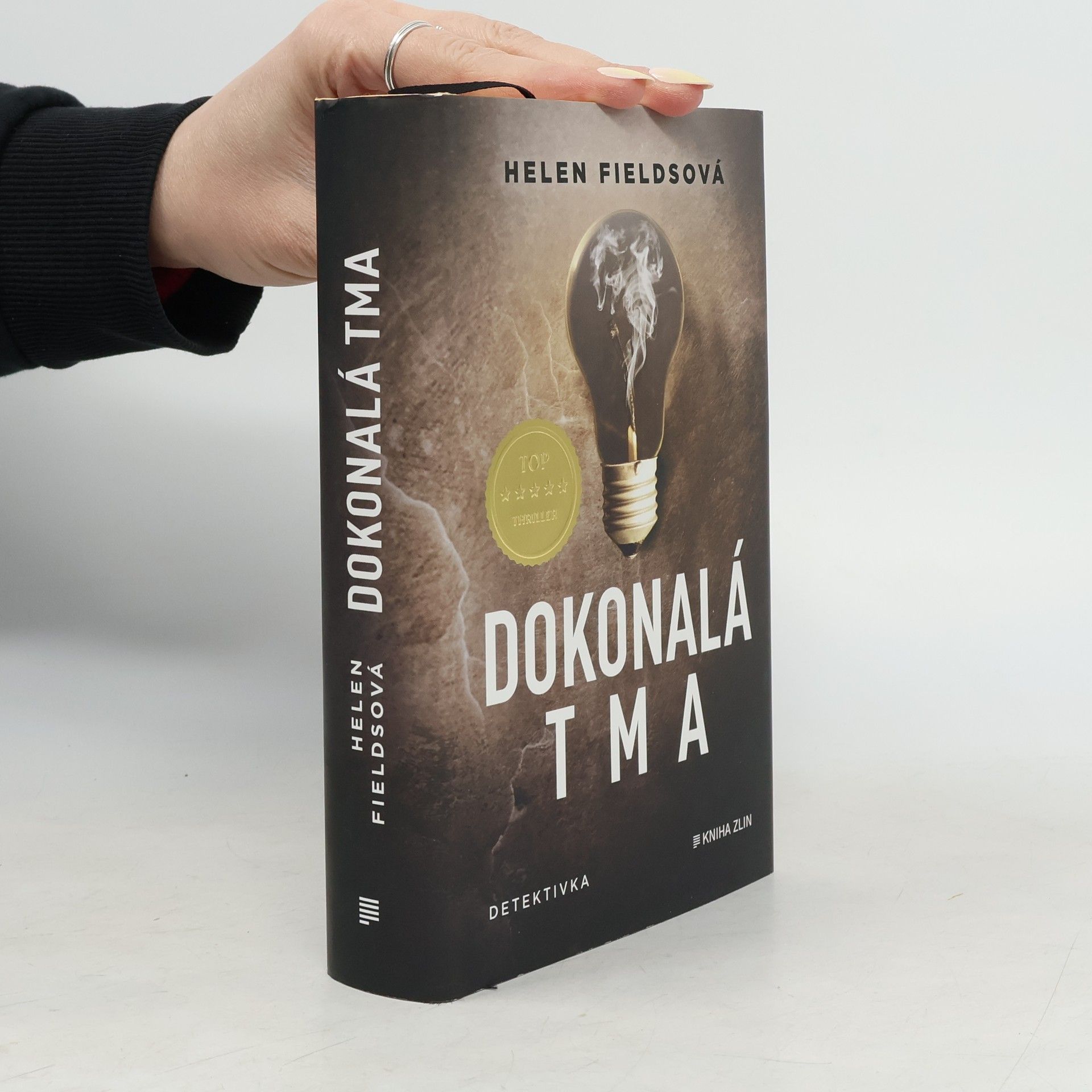 Helen Fields Dokonalá tma