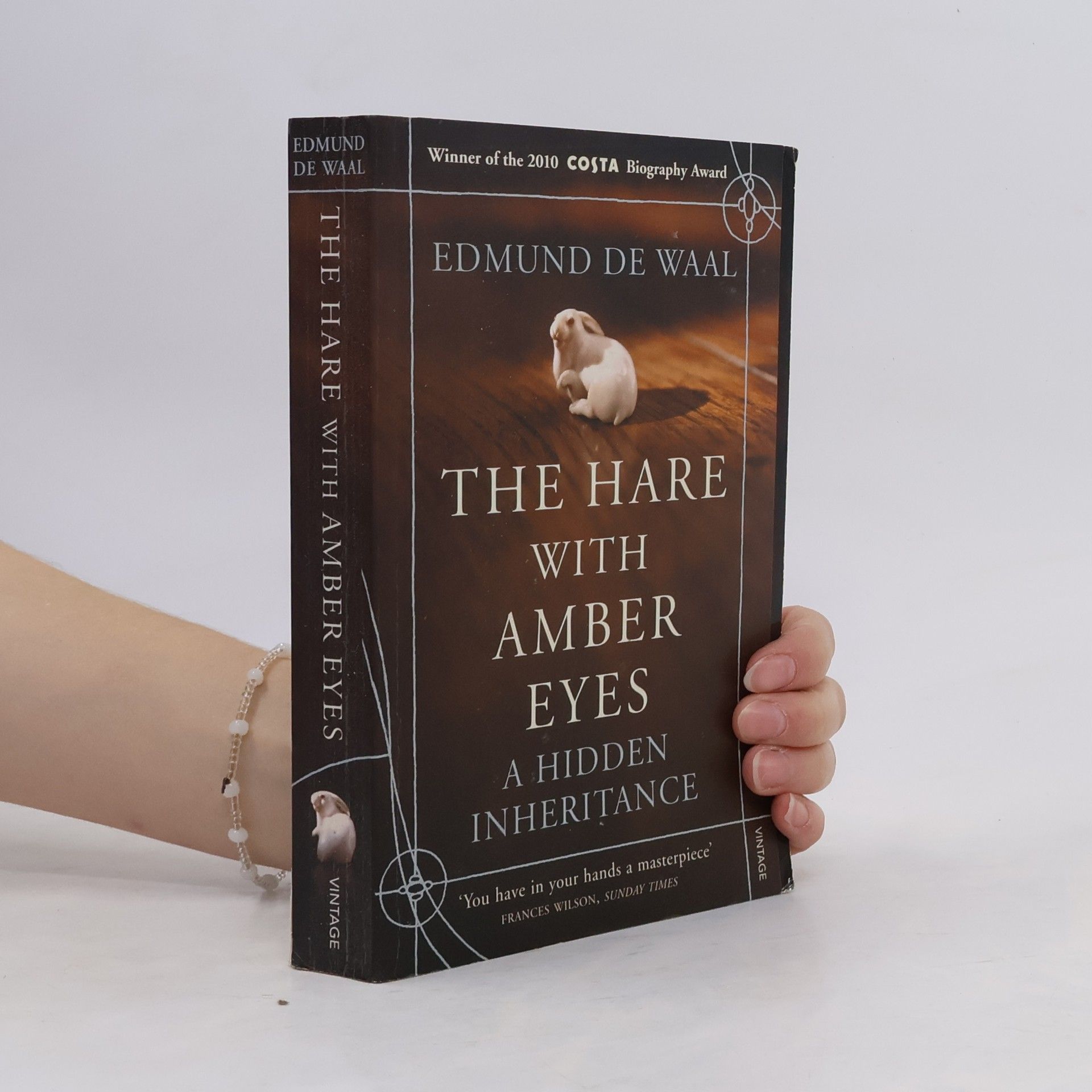 Edmund de Waal The hare with amber eyes. A hidden inheritance