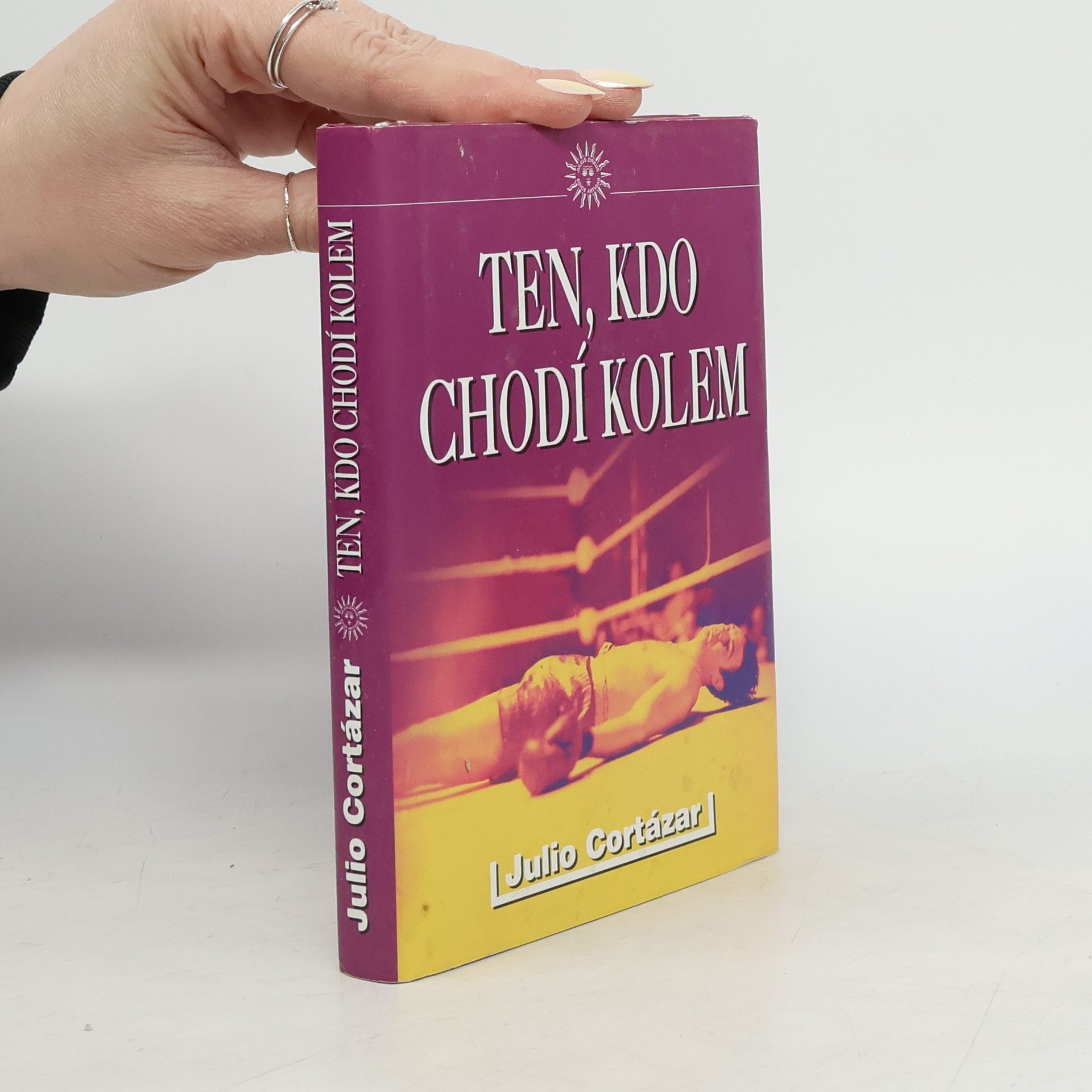 Julio Cortázar Ten, kdo chodí kolem