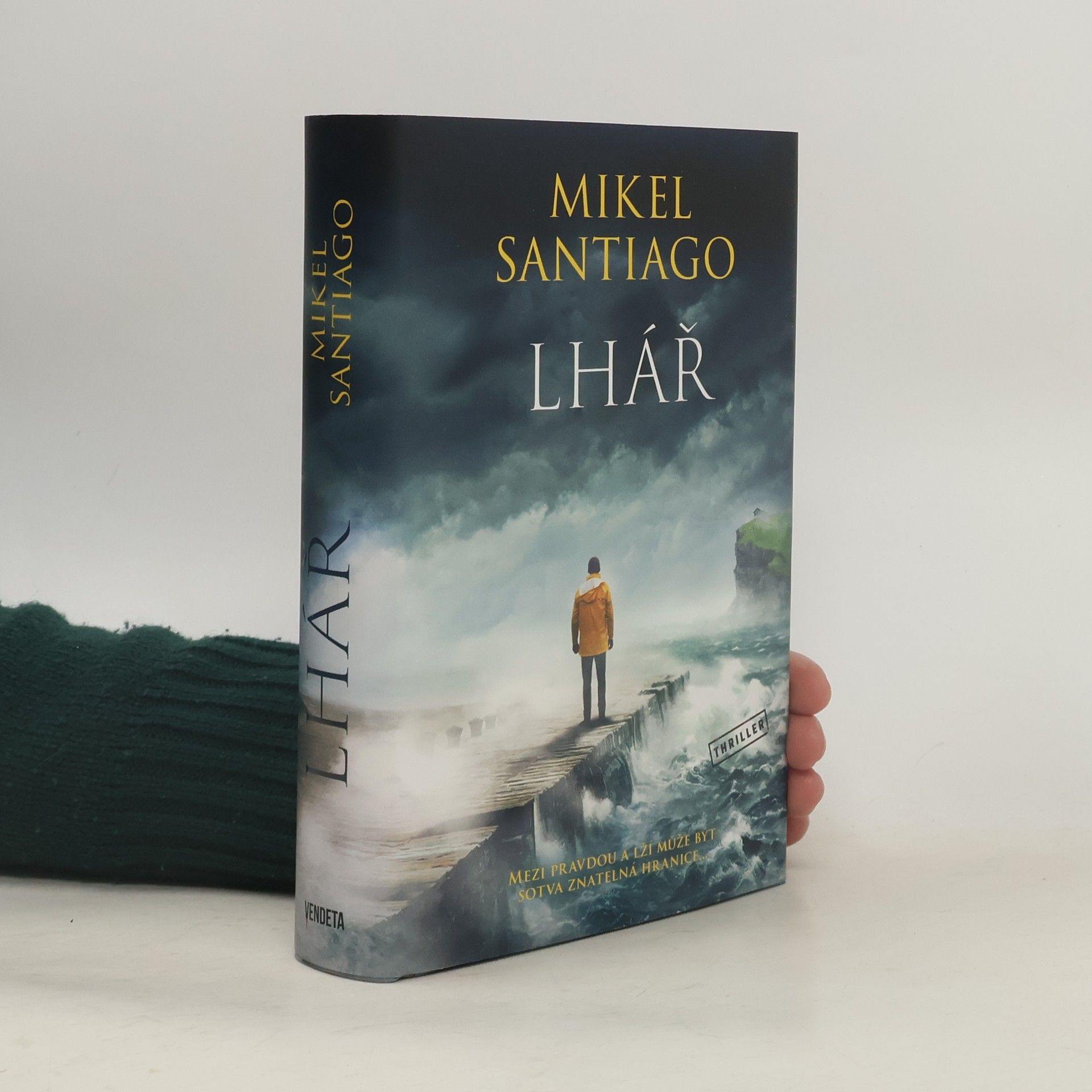 Mikel Santiago Lhář