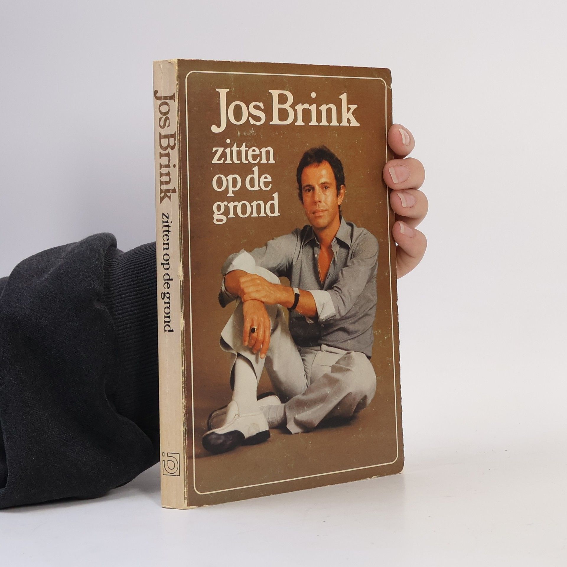 Jos Brink Zitten op de grond