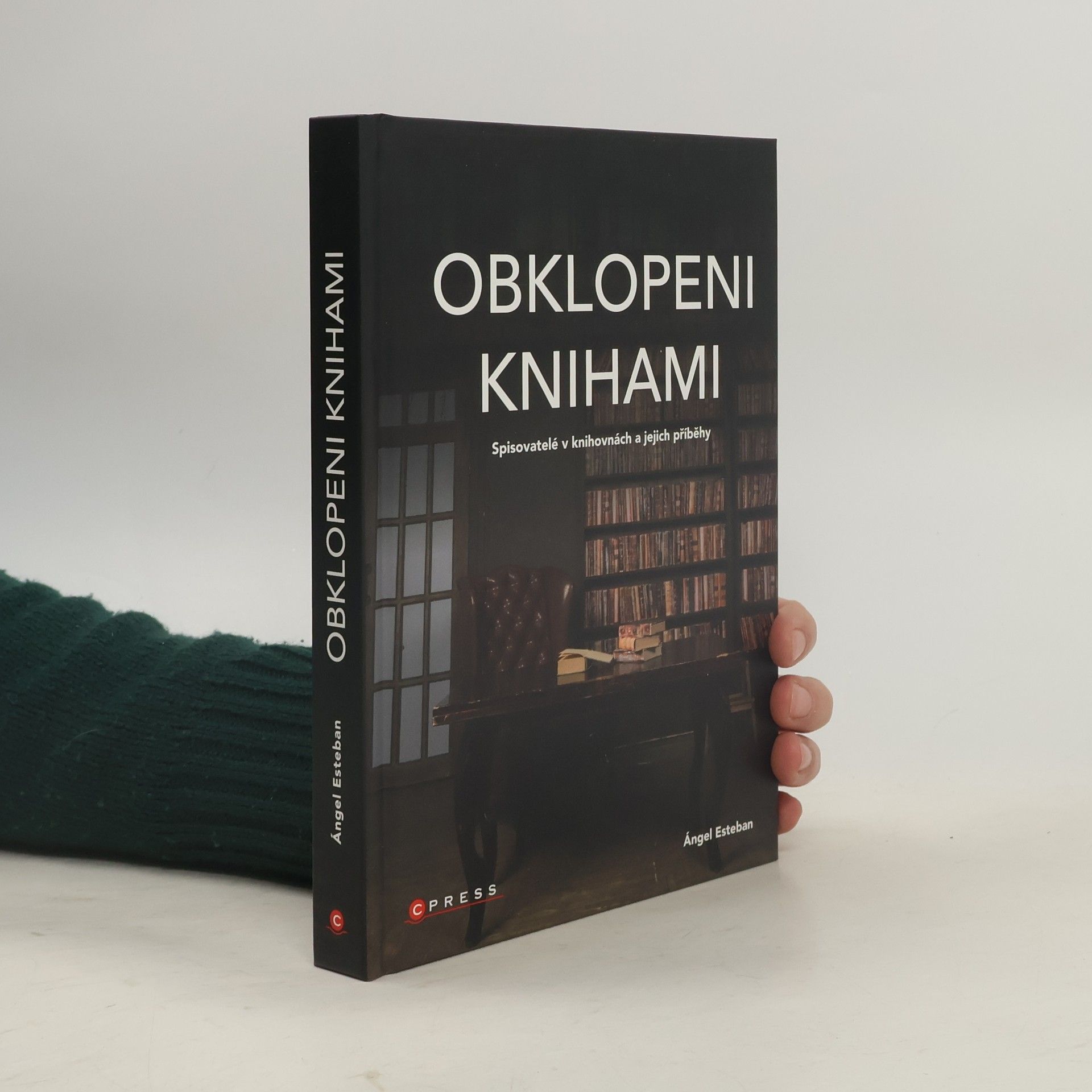 Ángel Esteban Obklopeni knihami