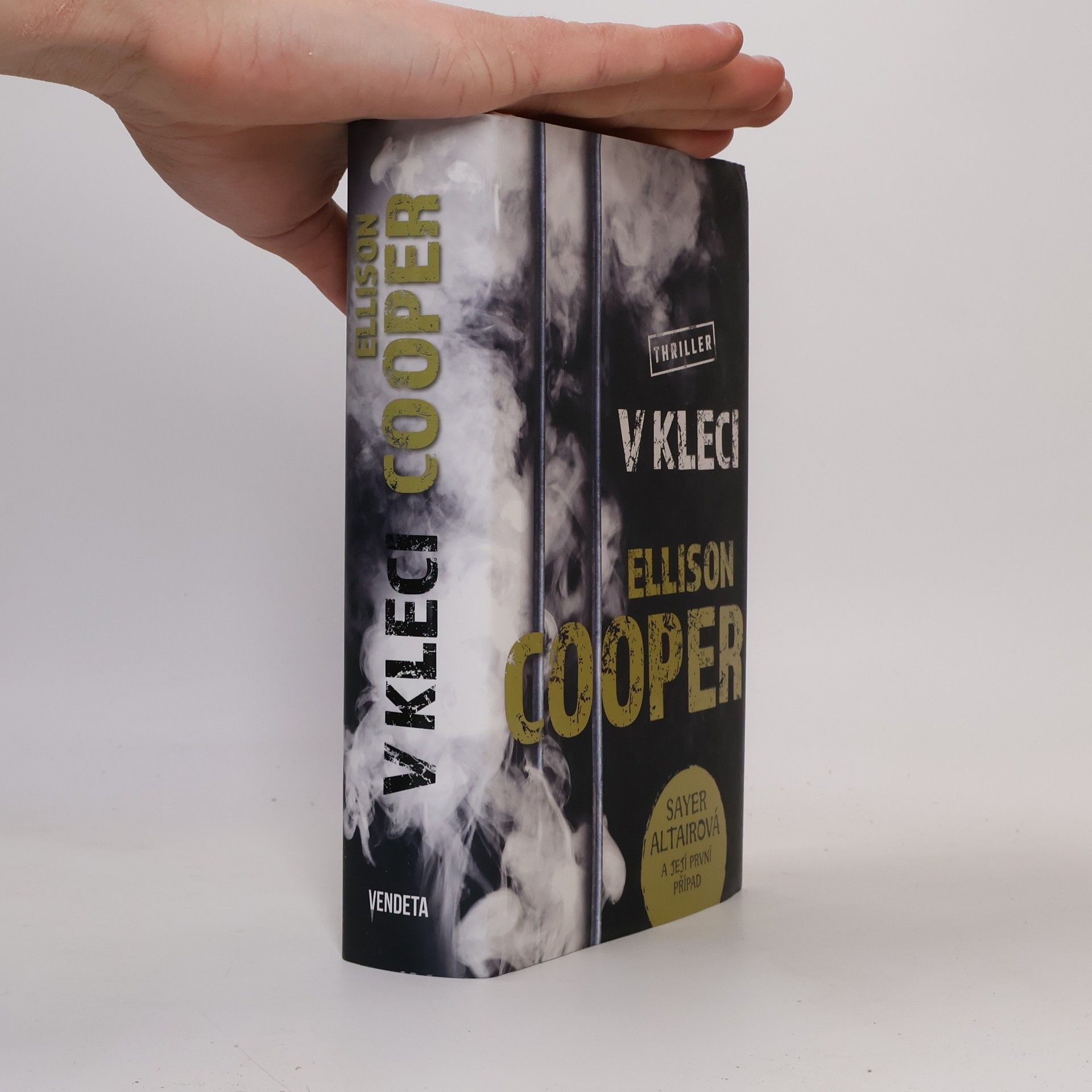 Ellison Cooper V kleci