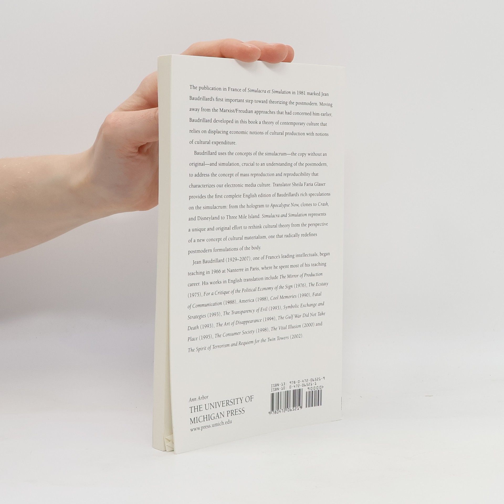 Jean Baudrillard Simulacres et simulation. Anglicky Simulacra and simulation