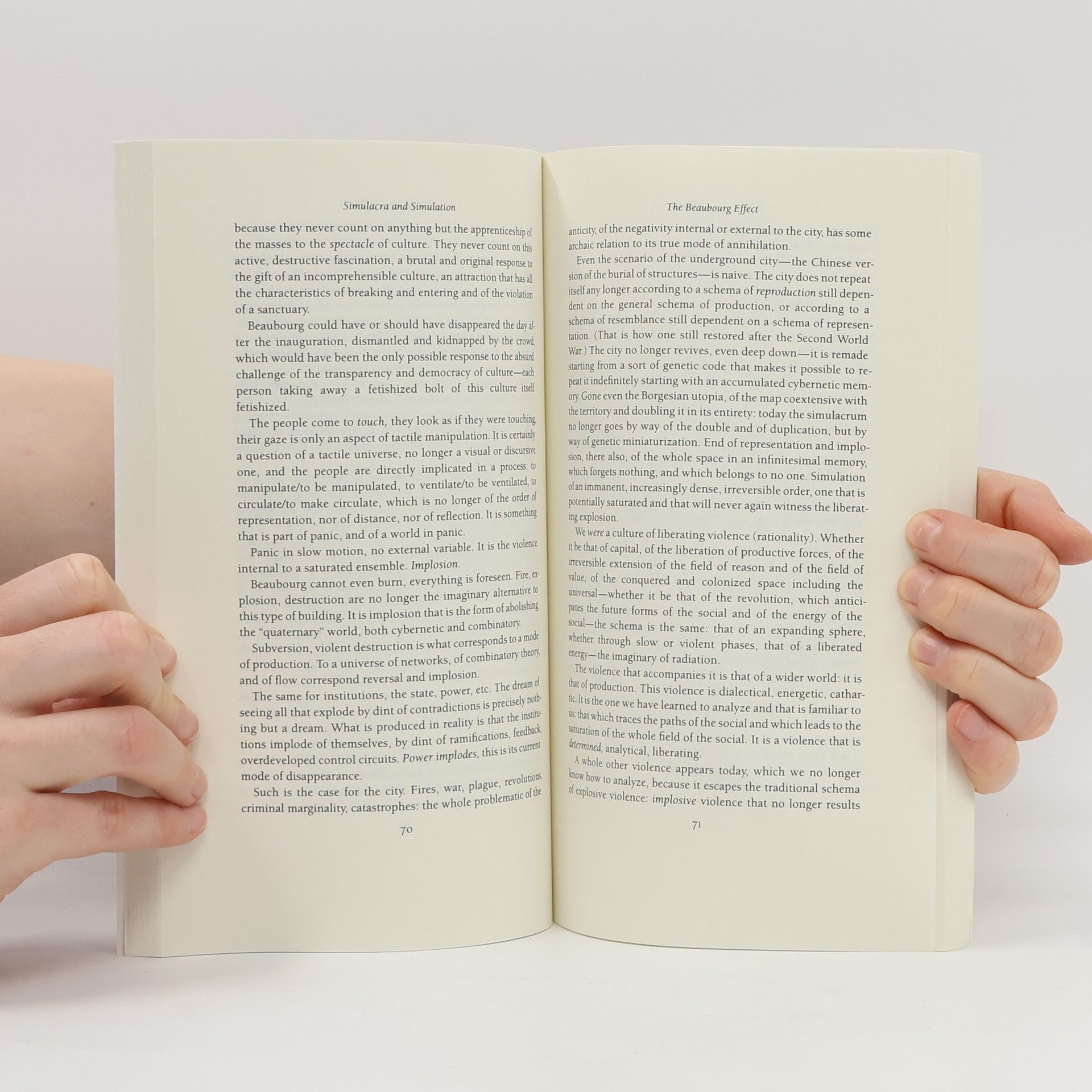 Jean Baudrillard Simulacres et simulation. Anglicky Simulacra and simulation