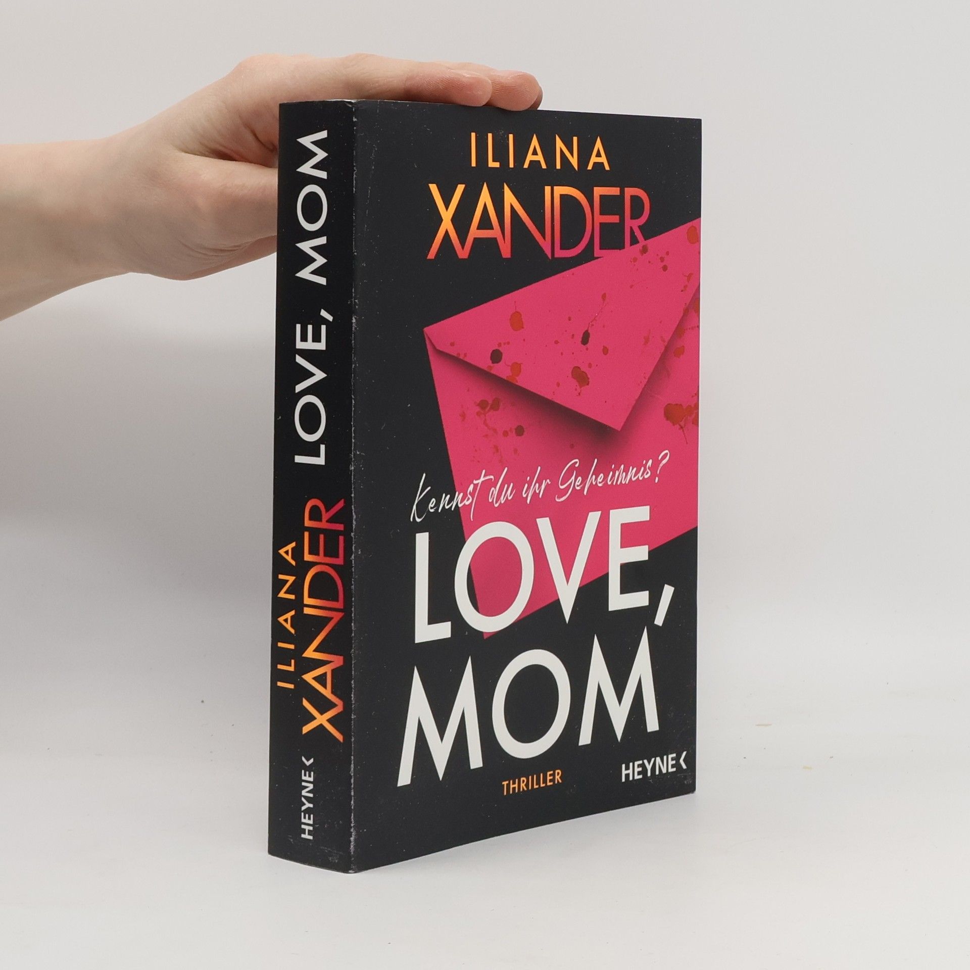 Iliana Xander Love, Mom