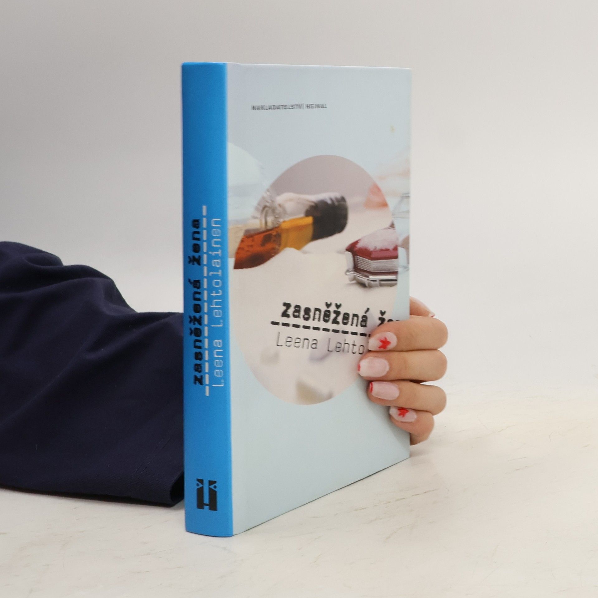 Leena Lehtolainen Zasněžená žena