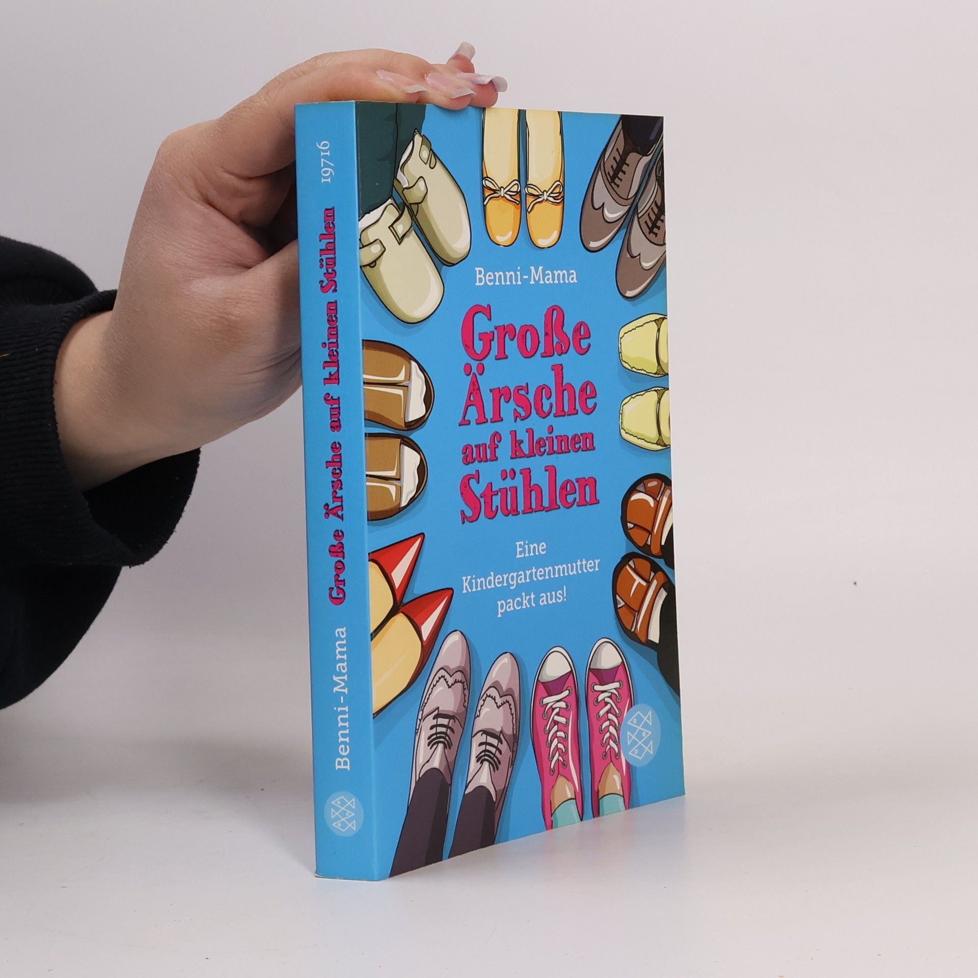 Benni Mama Große Ärsche auf kleinen Stühlen