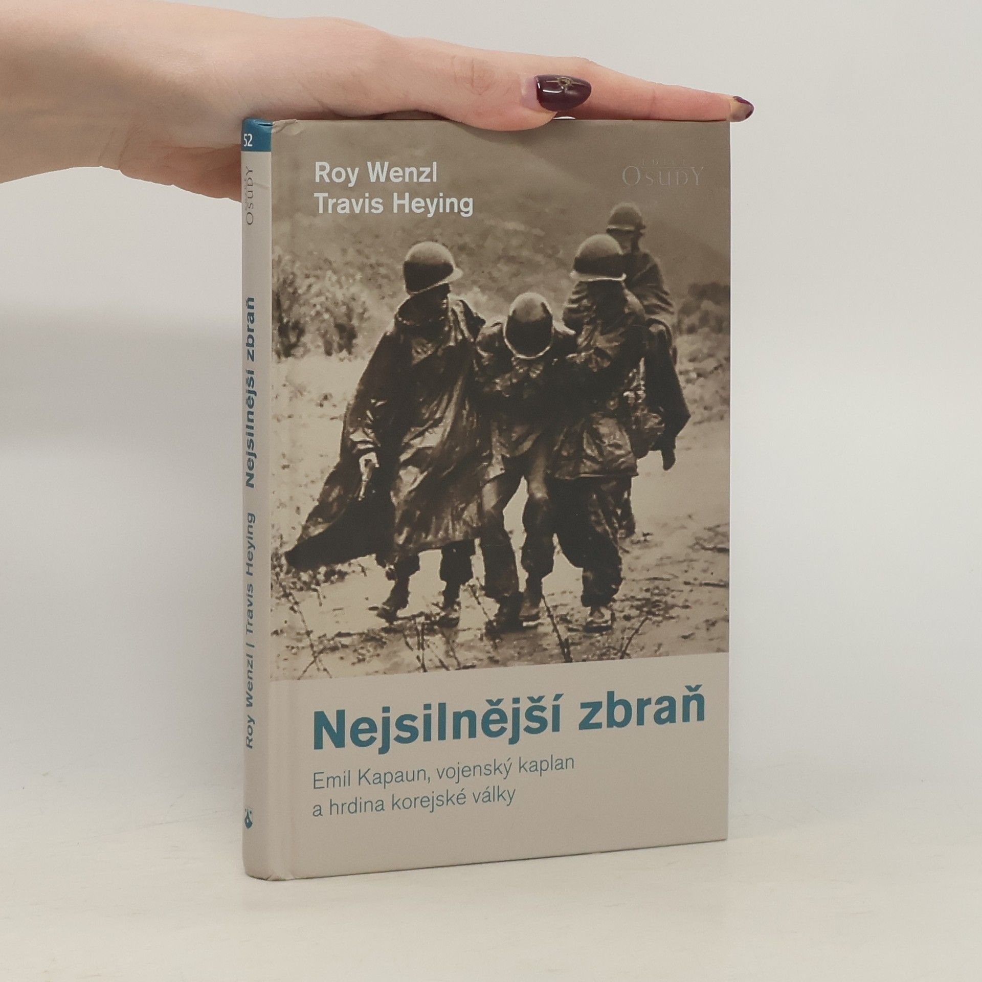 Roy Wenzl Nejsilnější zbraň. Emil Kapaun, vojenský kaplan a hrdina korejské války