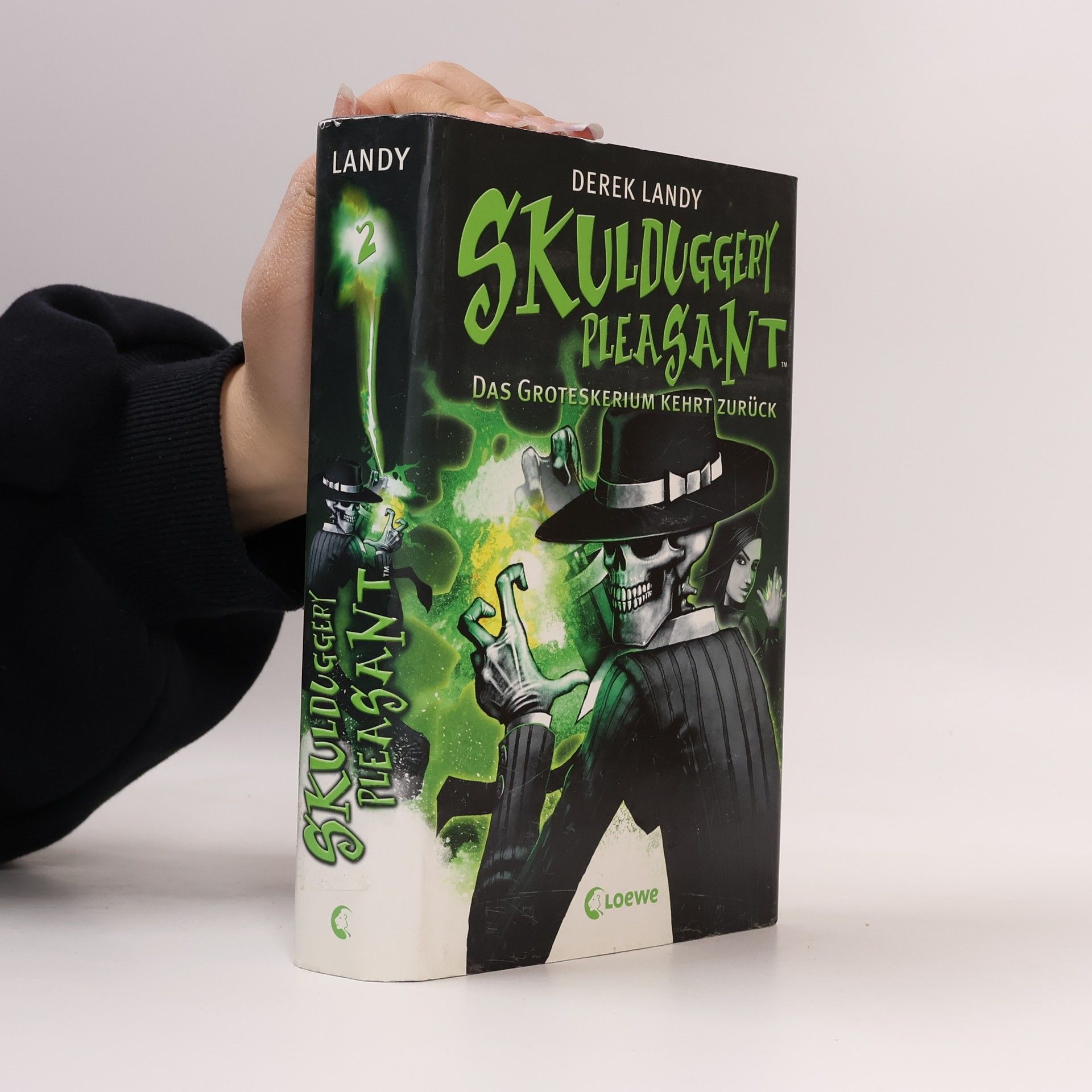 Derek Landy Skulduggery Pleasant 2