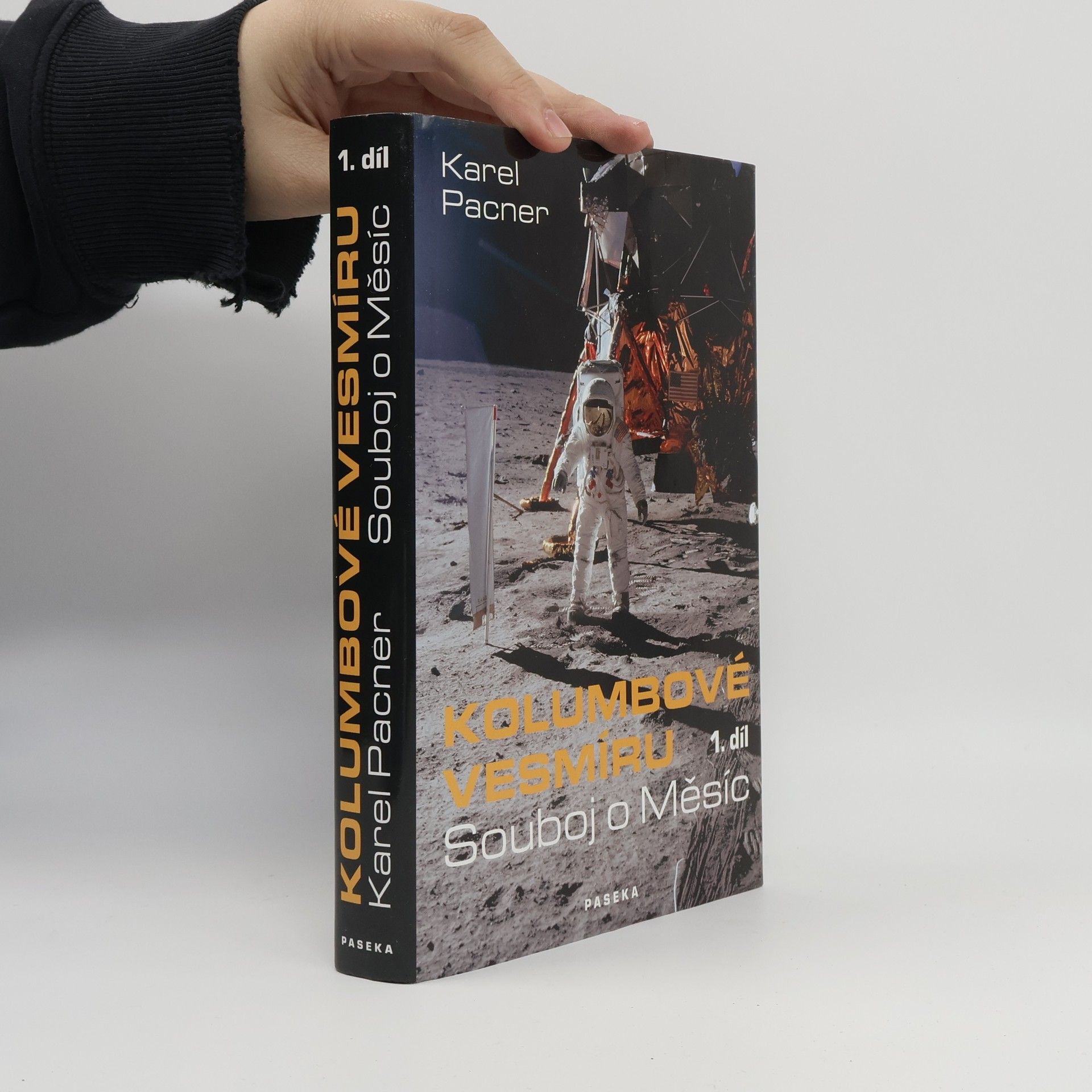 Karel Pacner Kolumbové vesmíru. 1. díl, Souboj o Měsíc