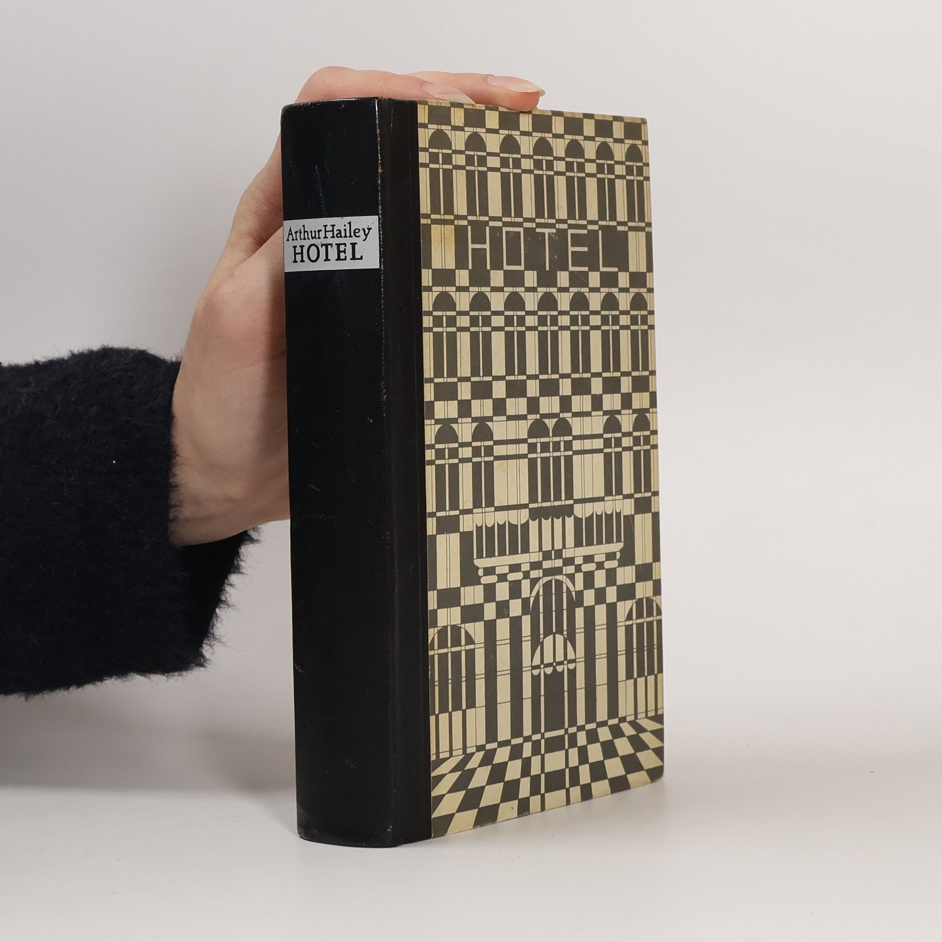 Arthur Hailey Hotel