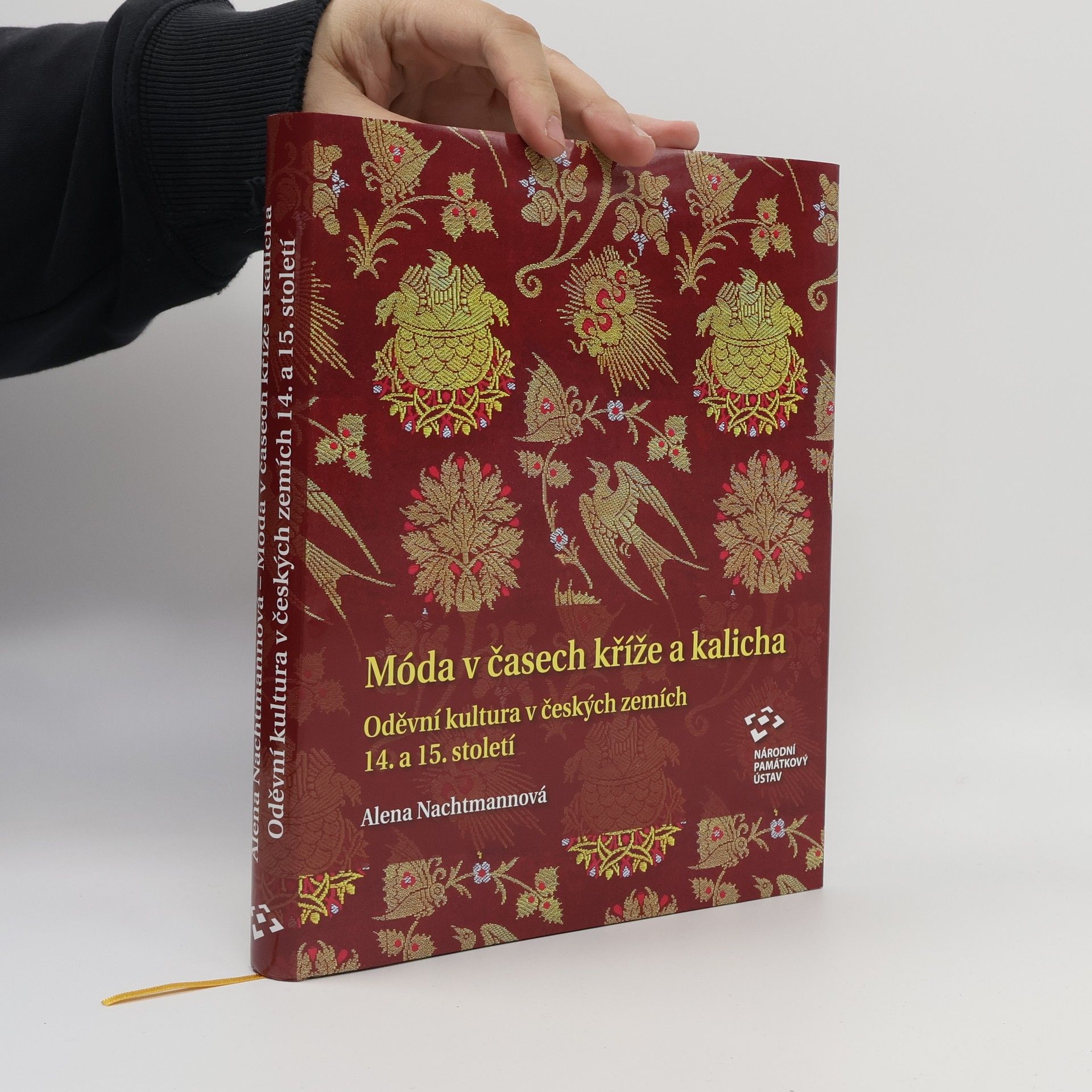 Alena Nachtmannová Móda v časech kříže a kalicha - Oděvní kultura v českých zemích 14. a 15. století