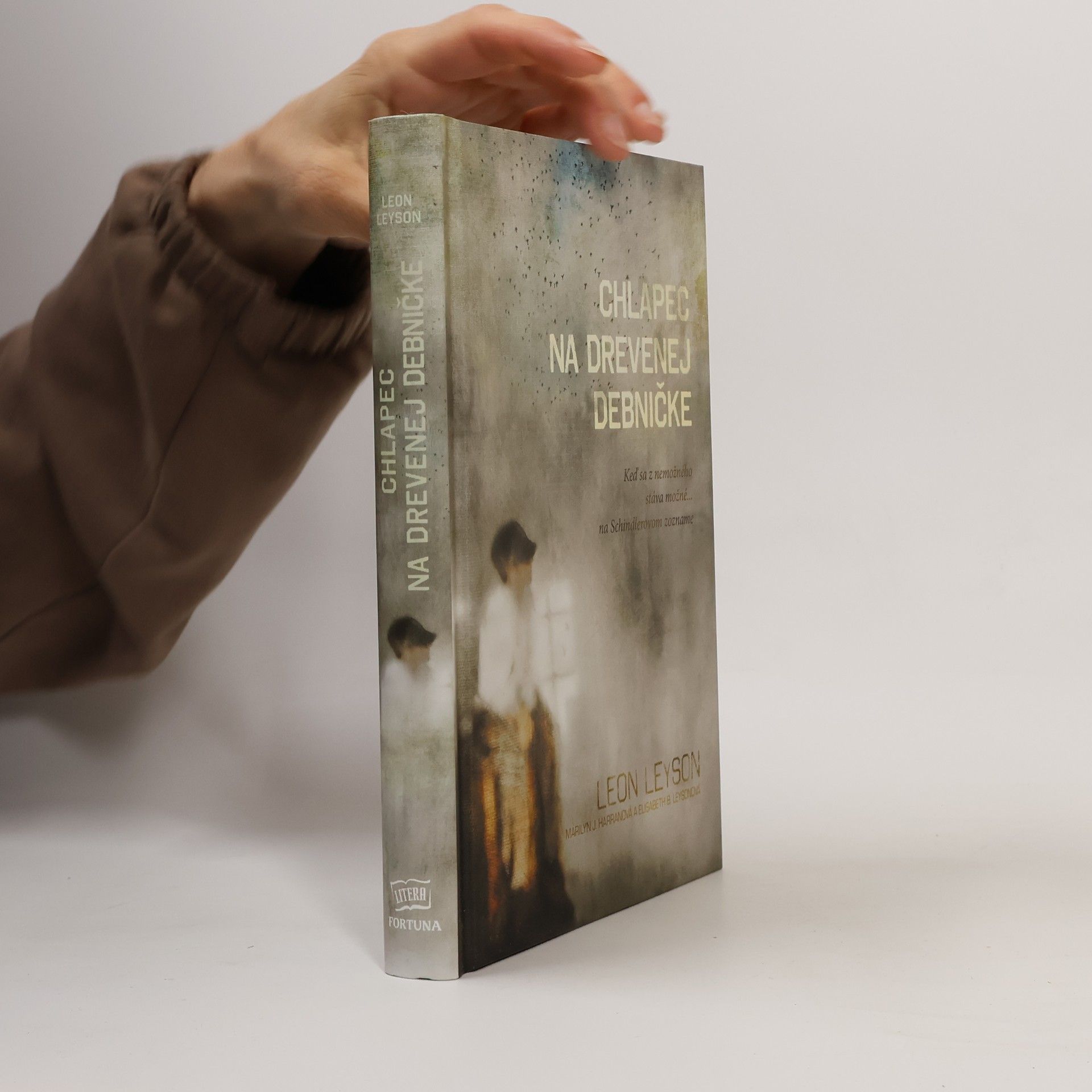 Leon Leyson Chlapec na drevenej debničke