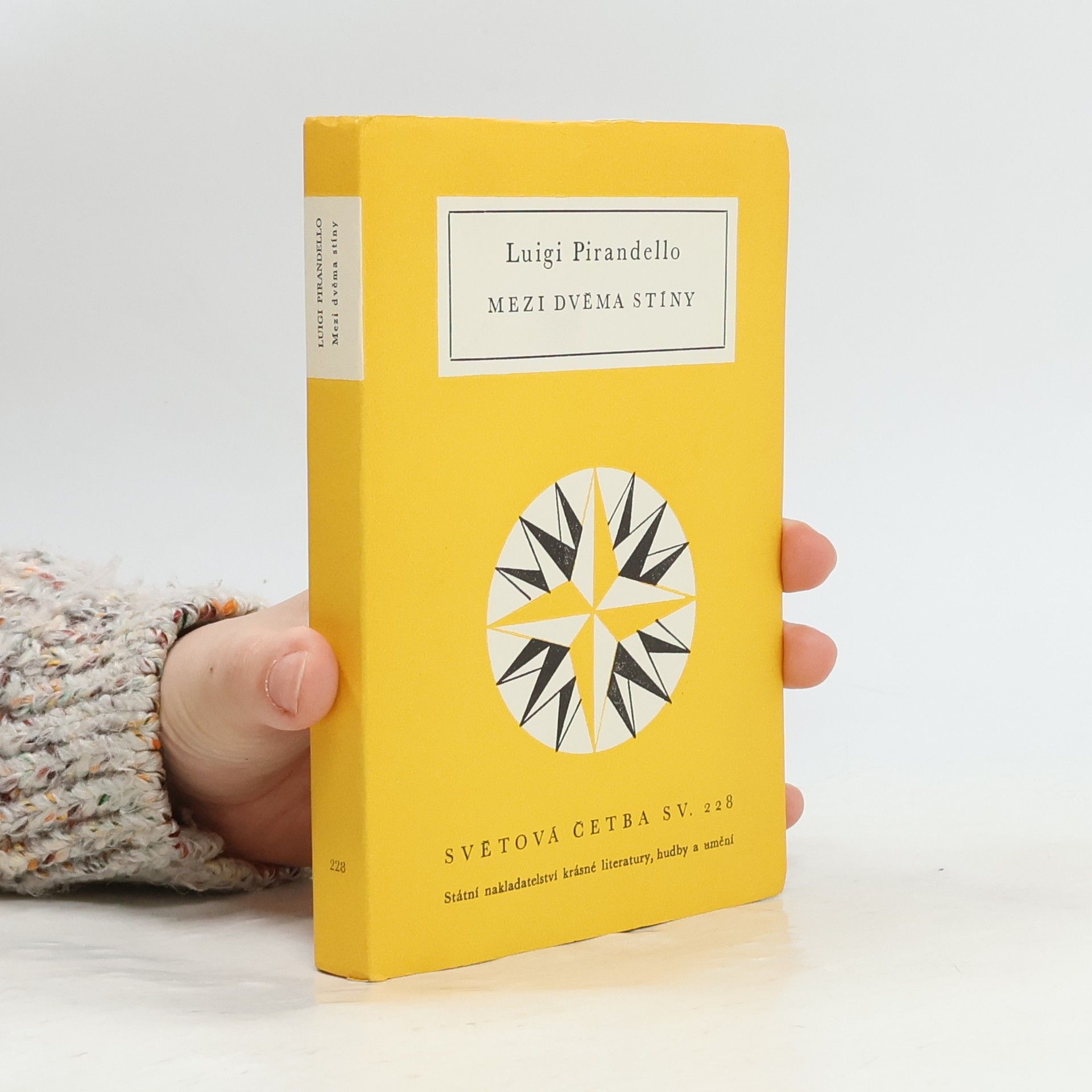 Luigi Pirandello Mezi dvěma stíny