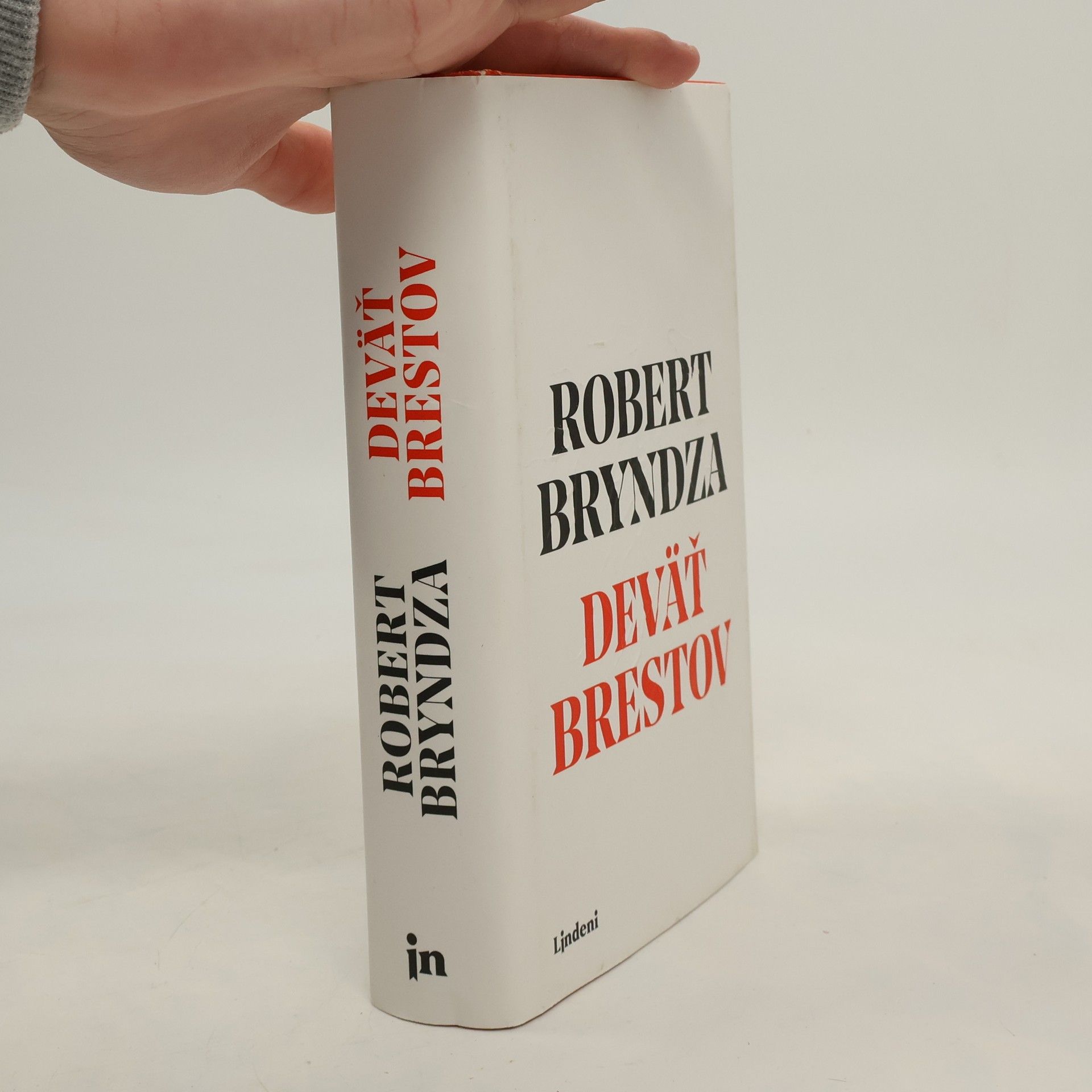 Robert Bryndza Deväť brestov
