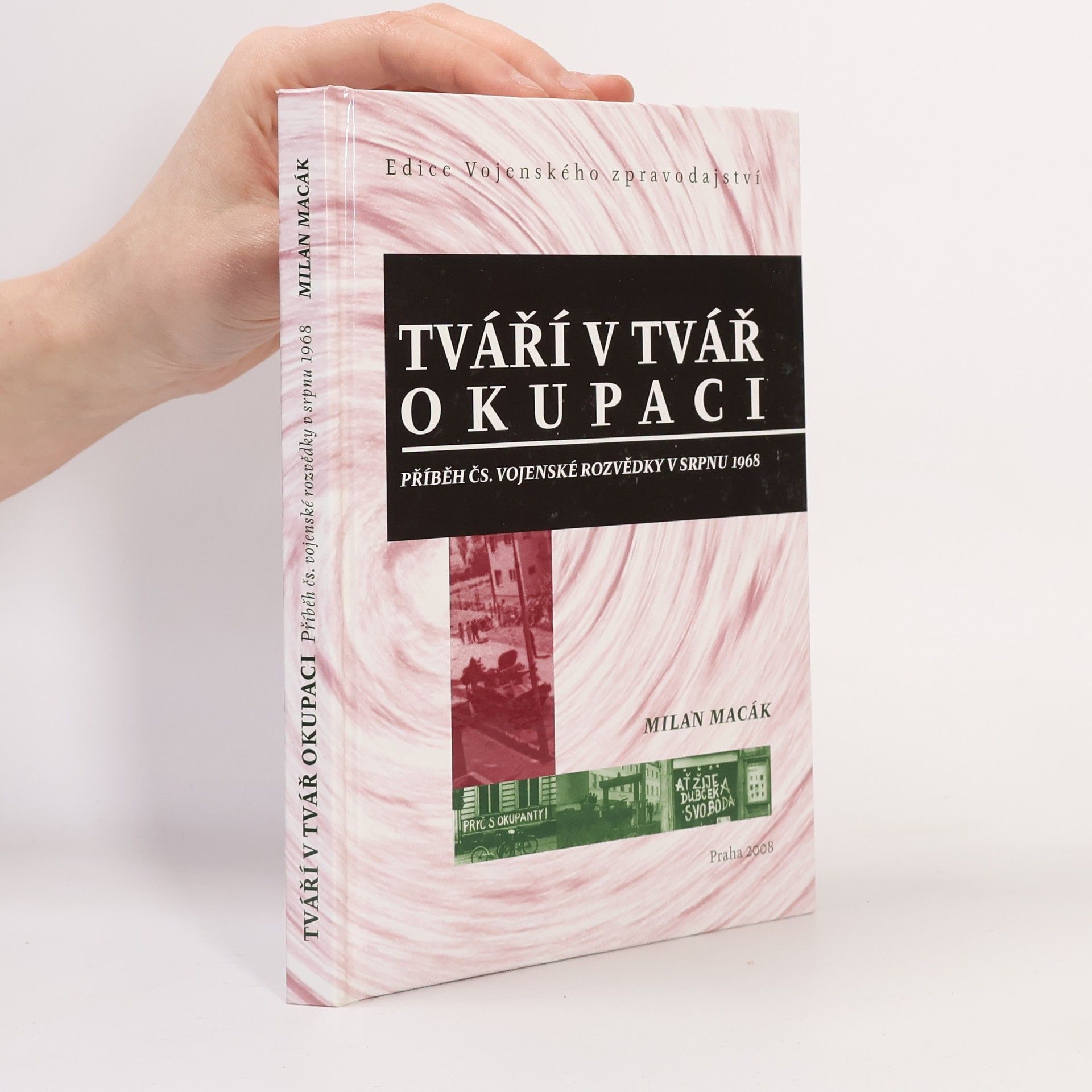 Milan Macák Tváří v tvář okupaci - příběh čs. vojenské rozvědky v srpnu 1968