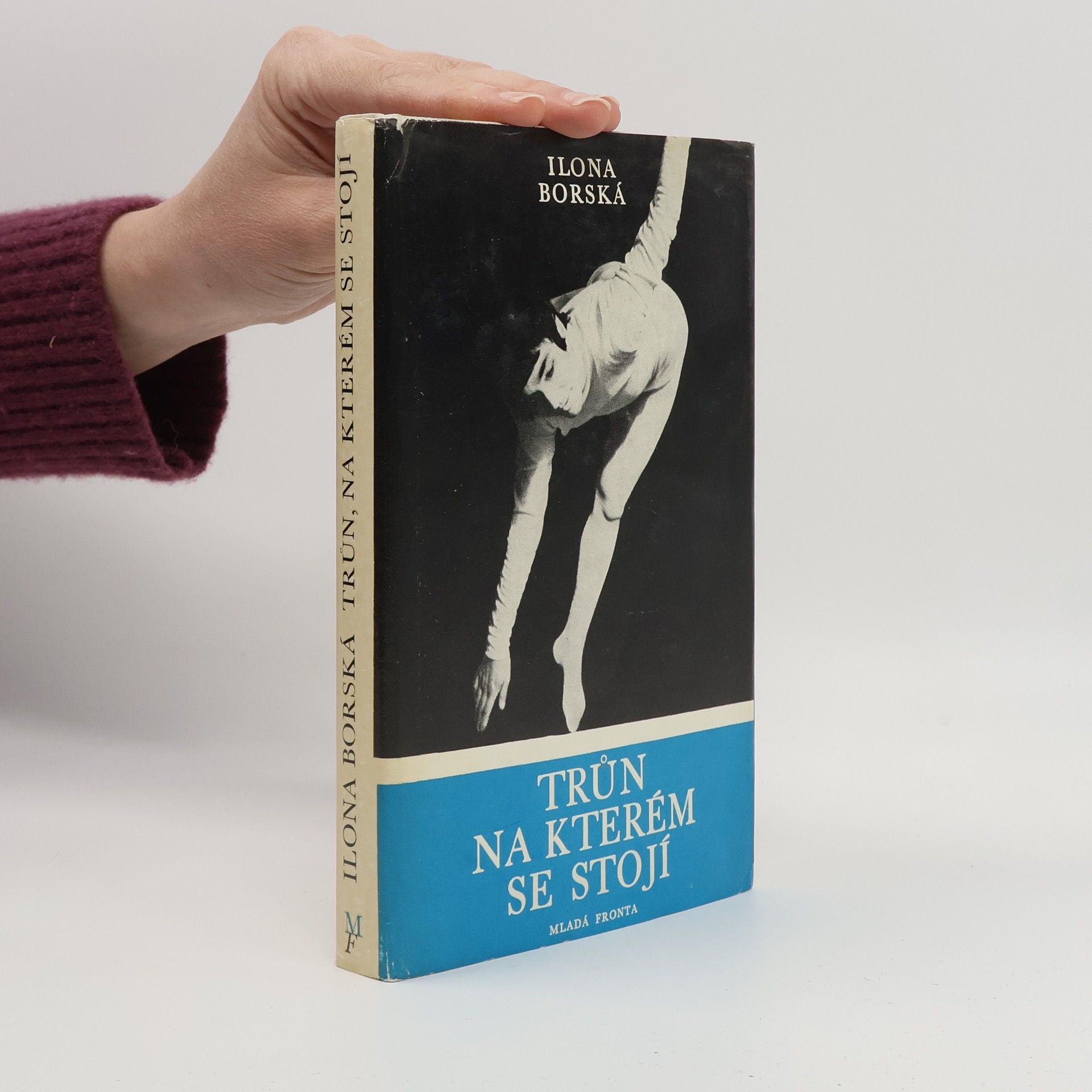 Ilona Borská Trůn, na kterém se stojí