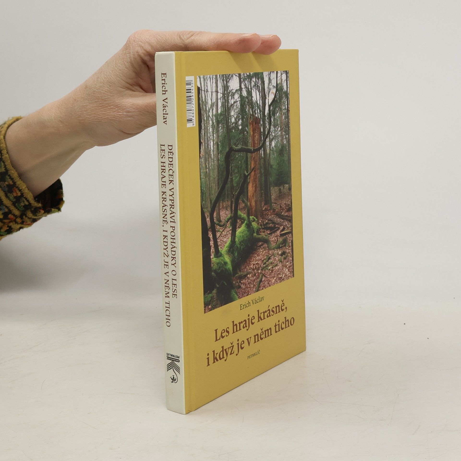 Erich Václav Dědeček vypráví pohádky o lese. Les krásně hrajě, i když je v něm ticho