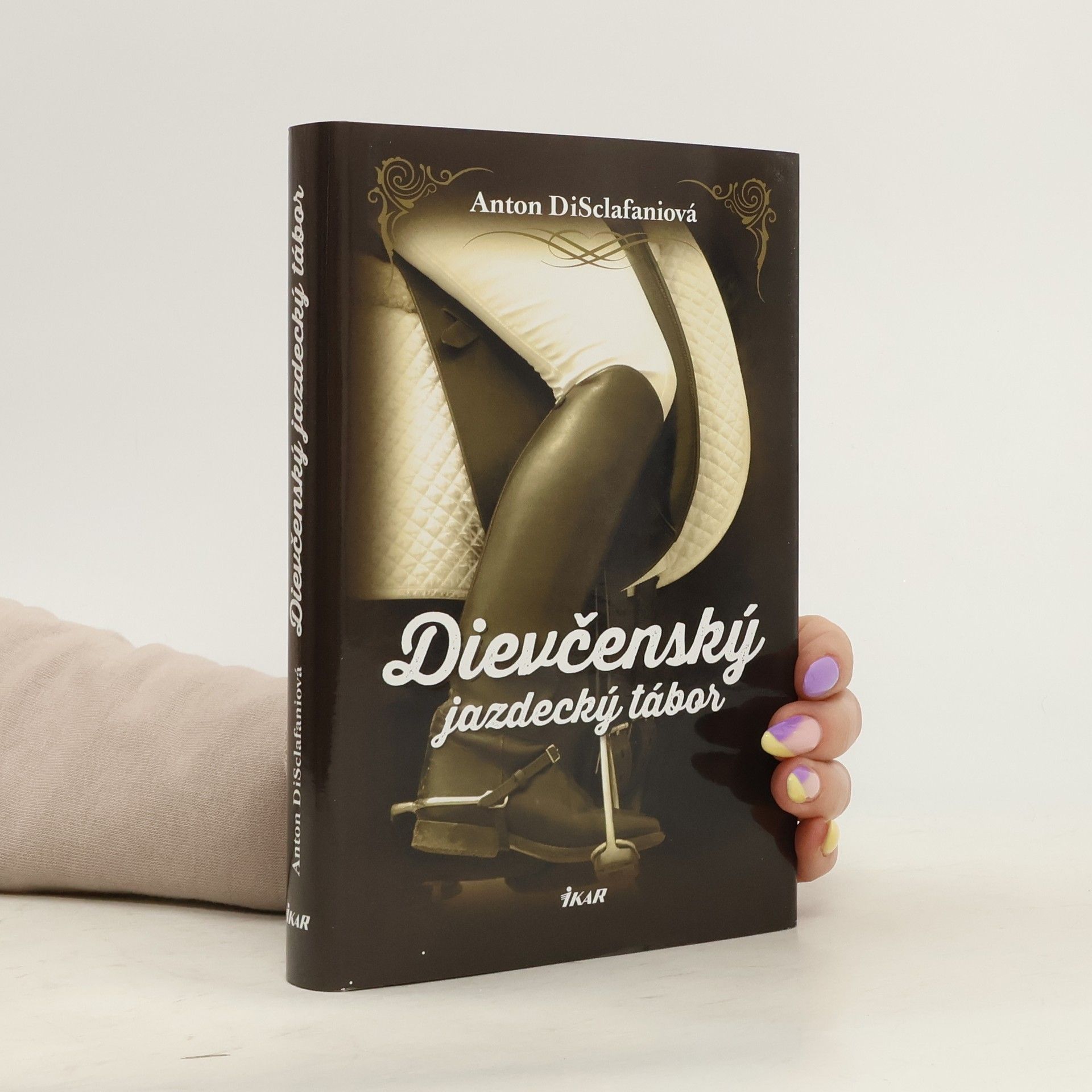 Anton DiSclafani Dievčenský jazdecký tábor