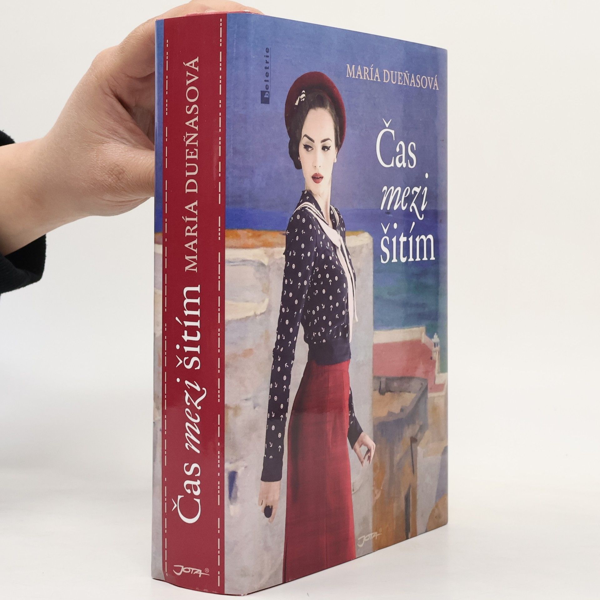 María Dueñas Čas mezi šitím