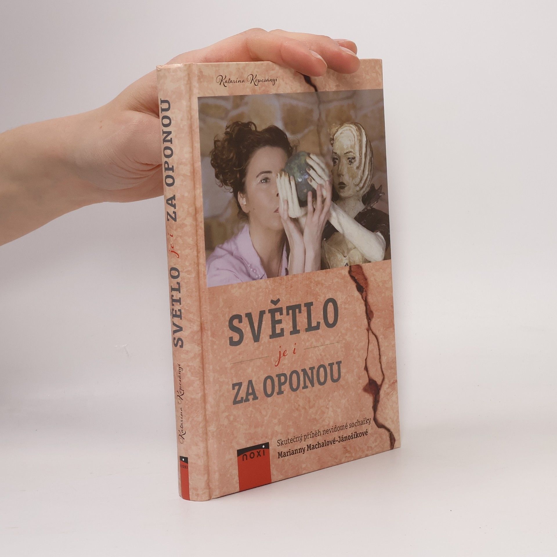 Katarína Kopcsányi Světlo je i za oponou. Skutečný příběh nevidomé sochařky Marianny Machalové-Jánošíkové