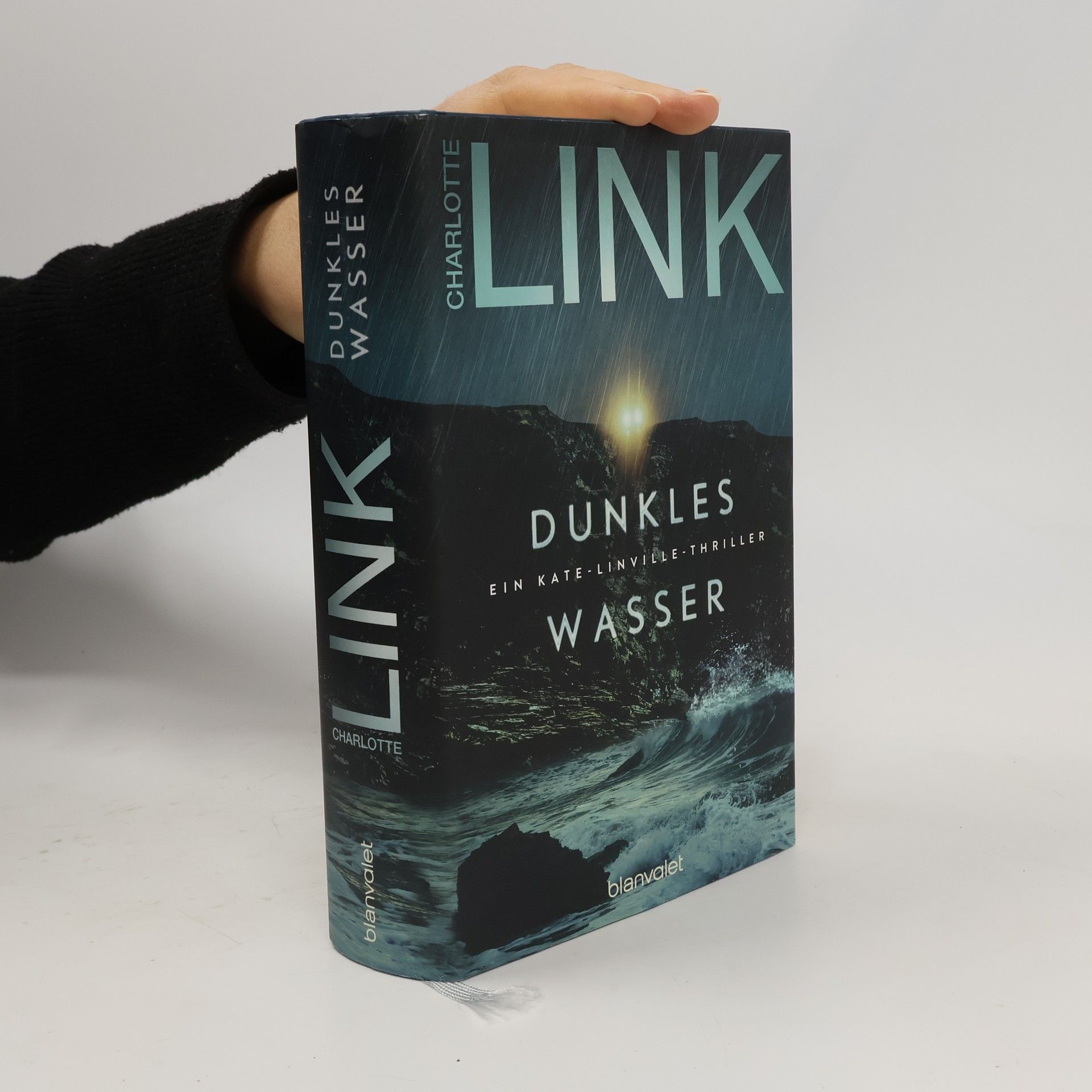 Dunkles Wasser