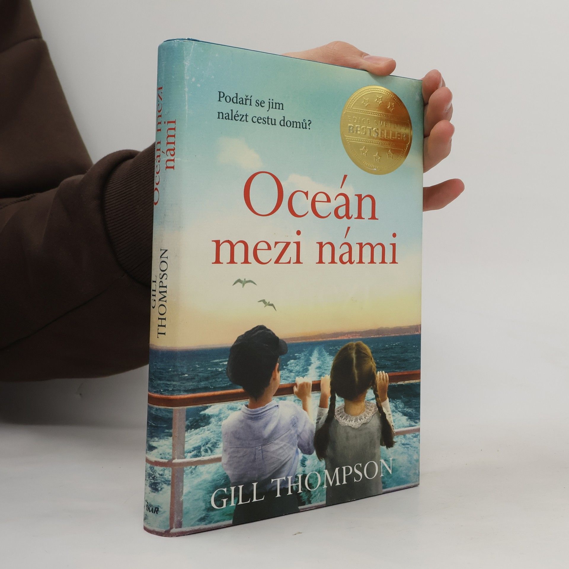 Gill Thompson Oceán mezi námi