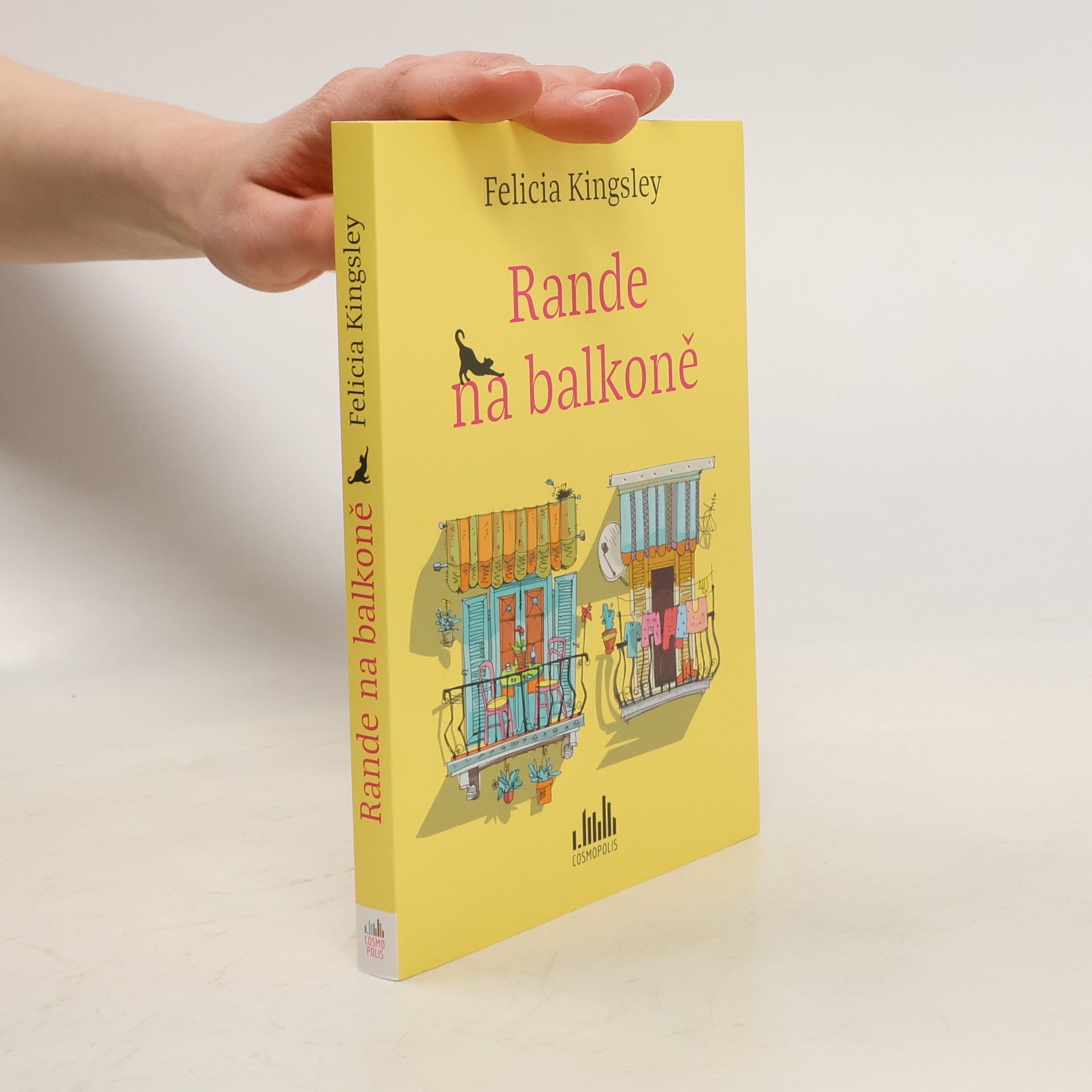 Felicia Kingsley Rande na balkoně