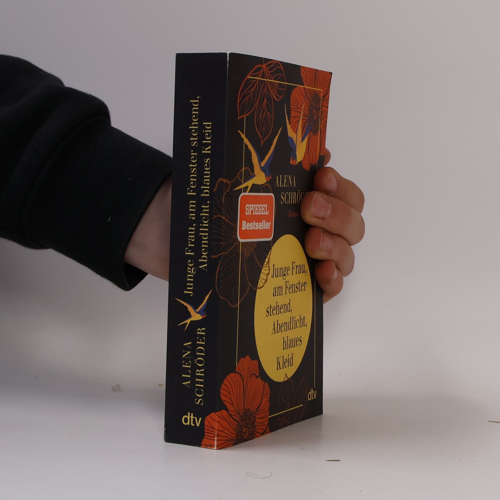 Alena Schröder Junge Frau, am Fenster, stehend, Abendlicht, blaues Kleid