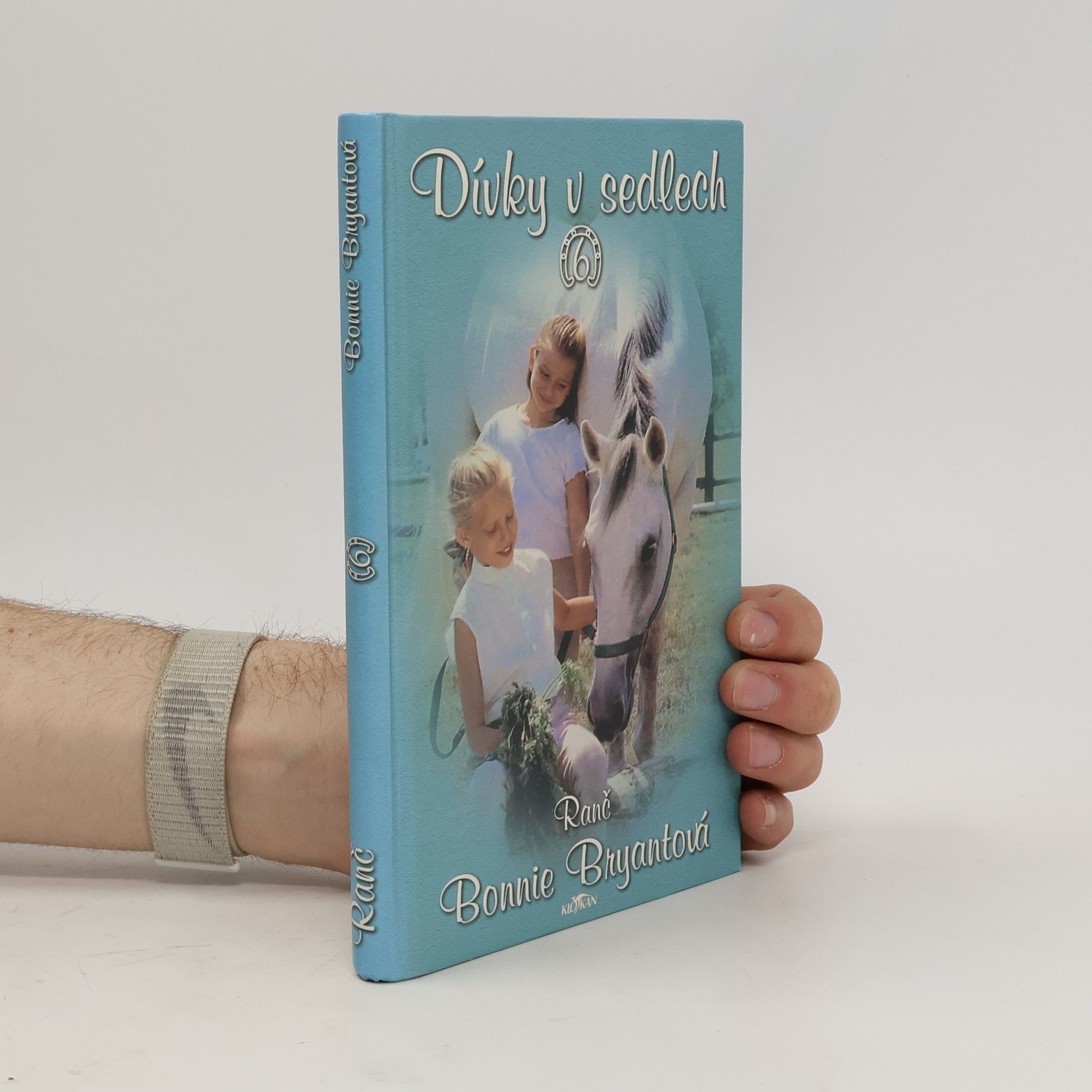 B. B. Hiller Dívky v sedlech. 6, Ranč