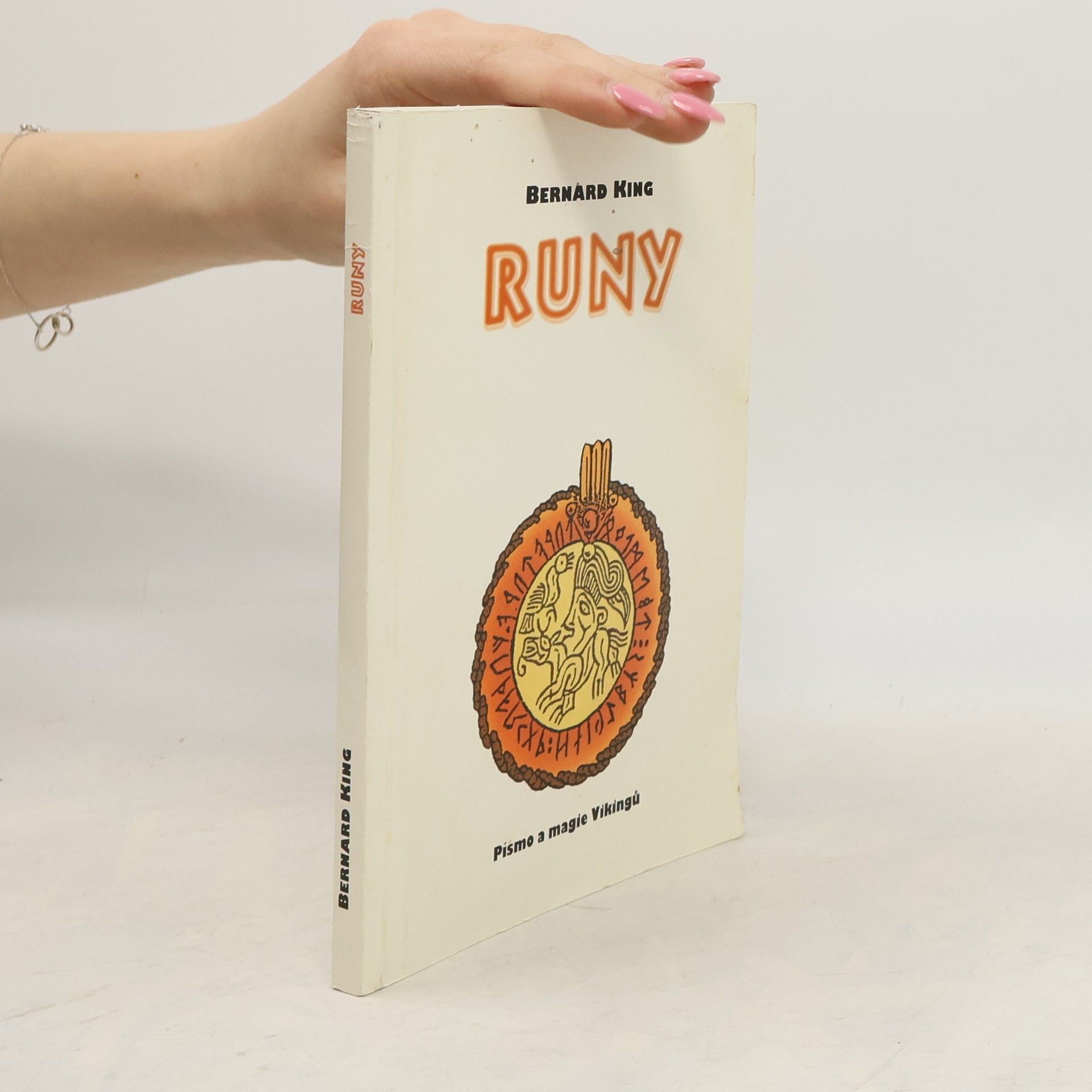 Bernard King Runy. Písmo a magie Vikingů