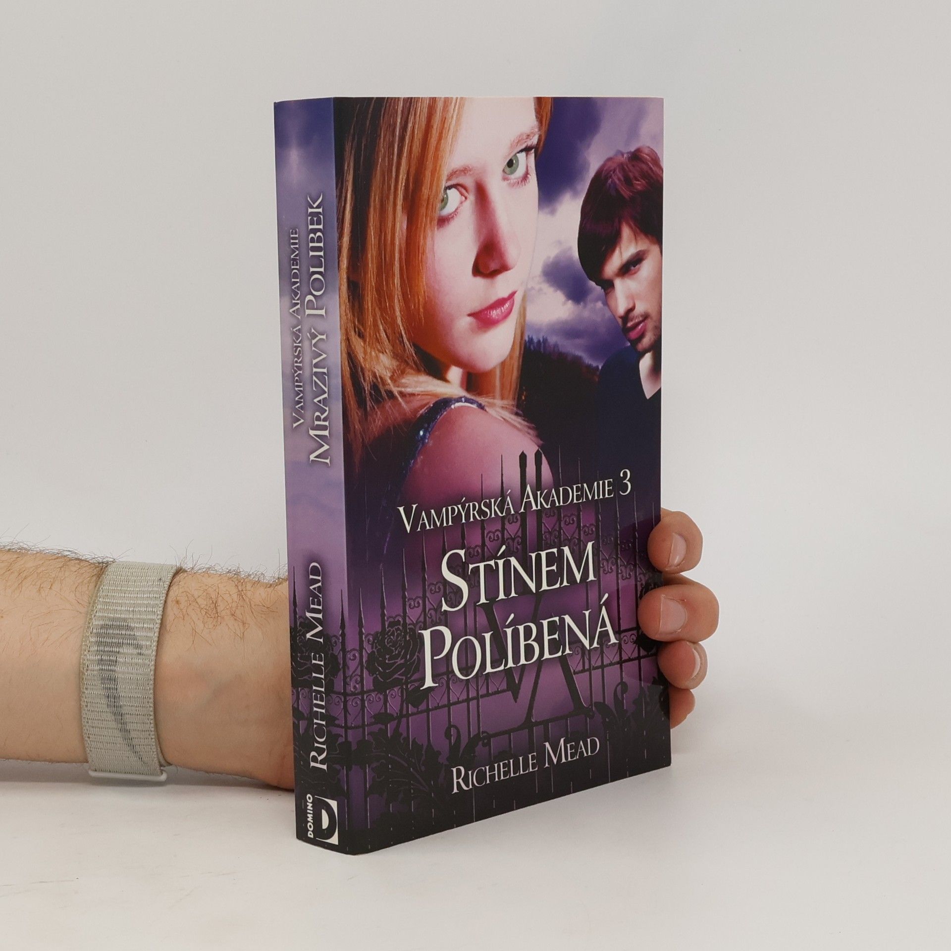 Richelle Mead Vampýrská akademie 3: Stínem políbená.