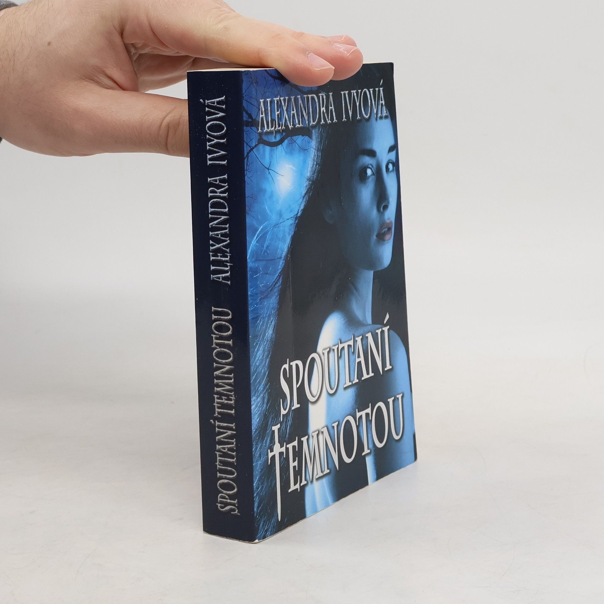 Debbie Raleigh Spoutaní temnotou