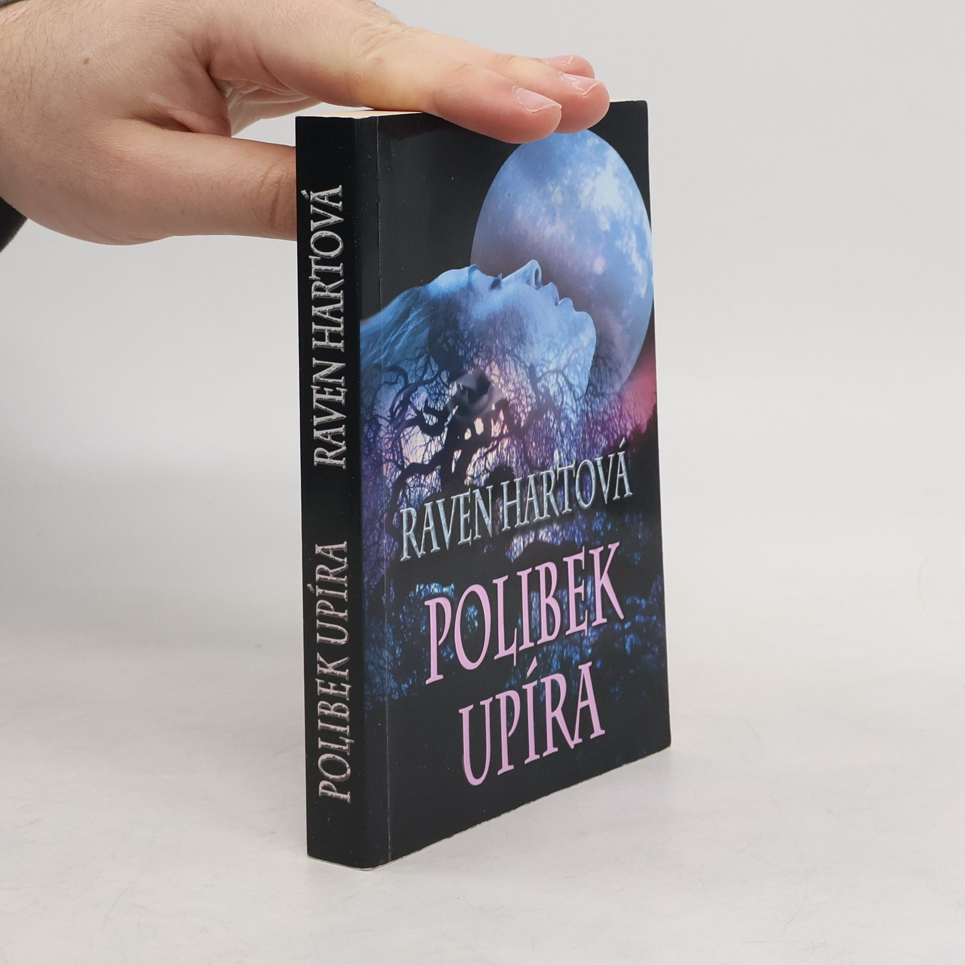 Raven Hart Polibek upíra
