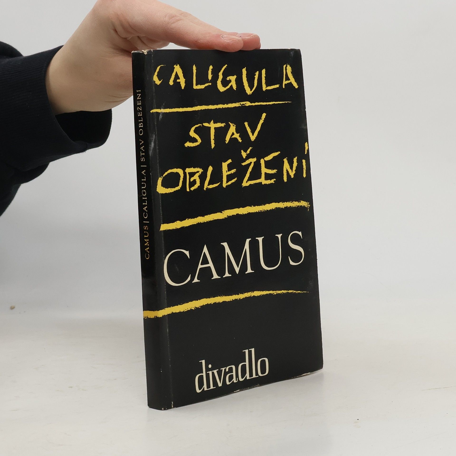 Albert Camus Caligula. Stav obležení.