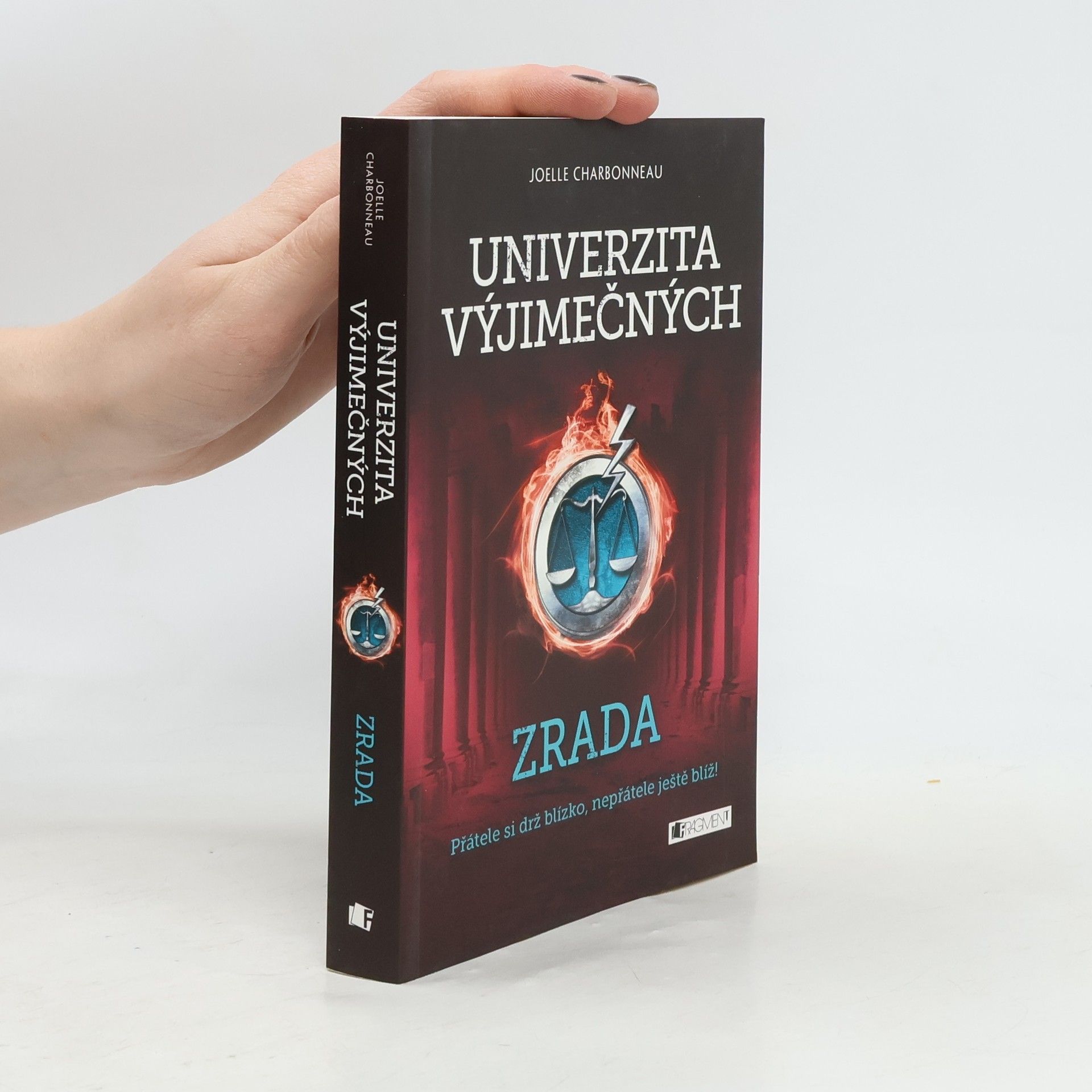 Joelle Charbonneau Univerzita výjimečných. Zrada